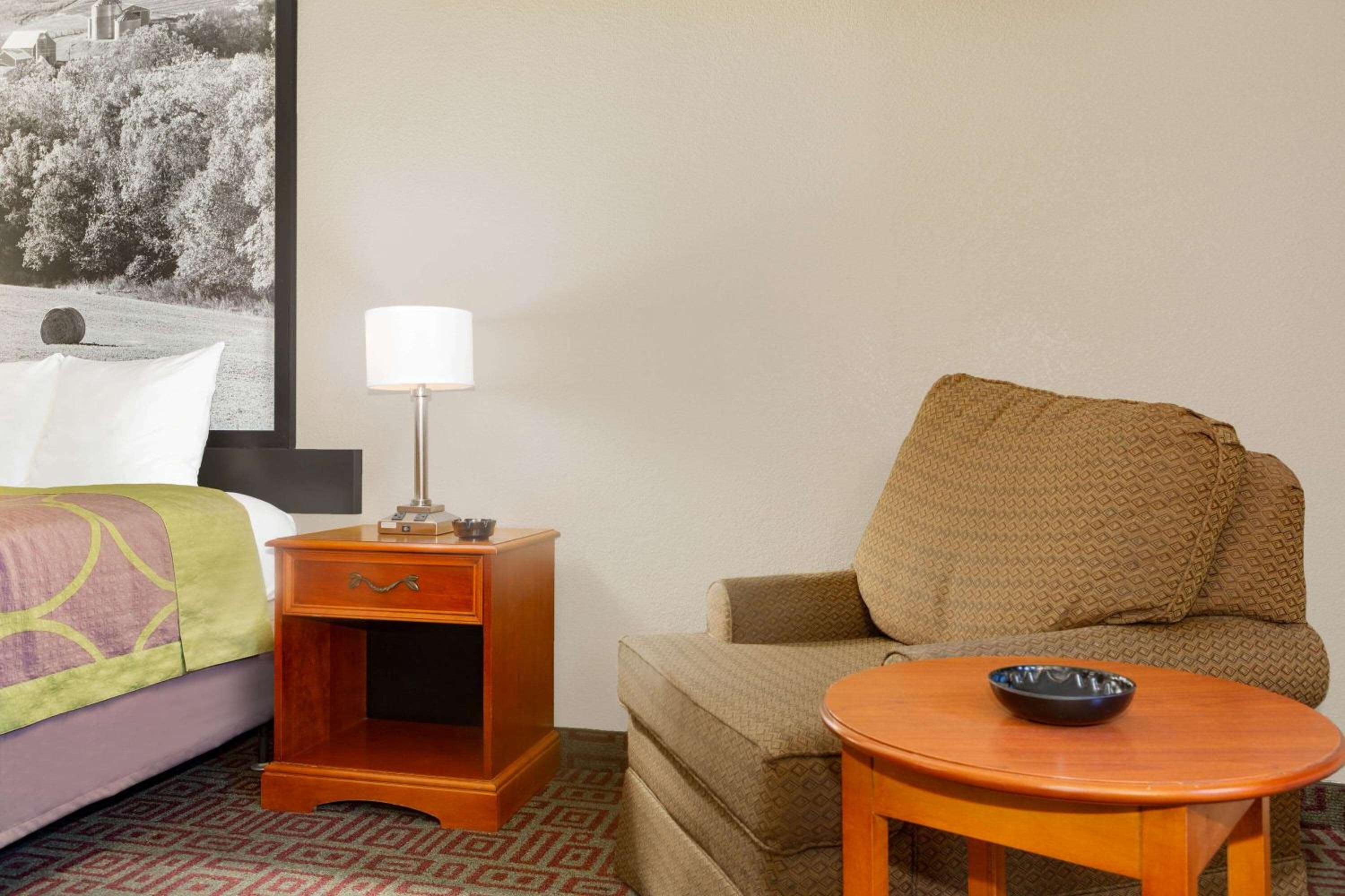 Super 8 by Wyndham Fort Madison - Property Image 24