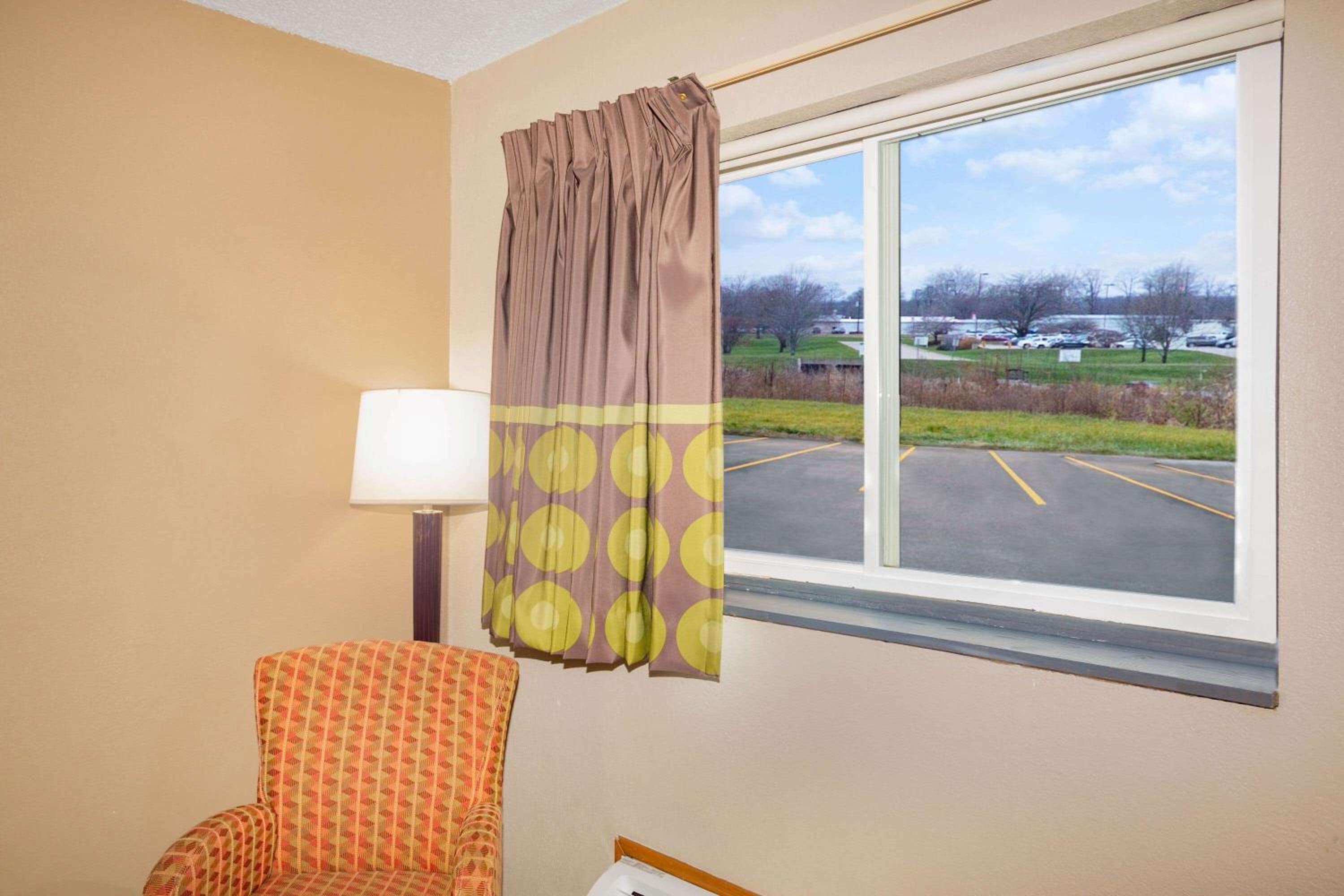 Super 8 by Wyndham Fort Madison - Property Image 25