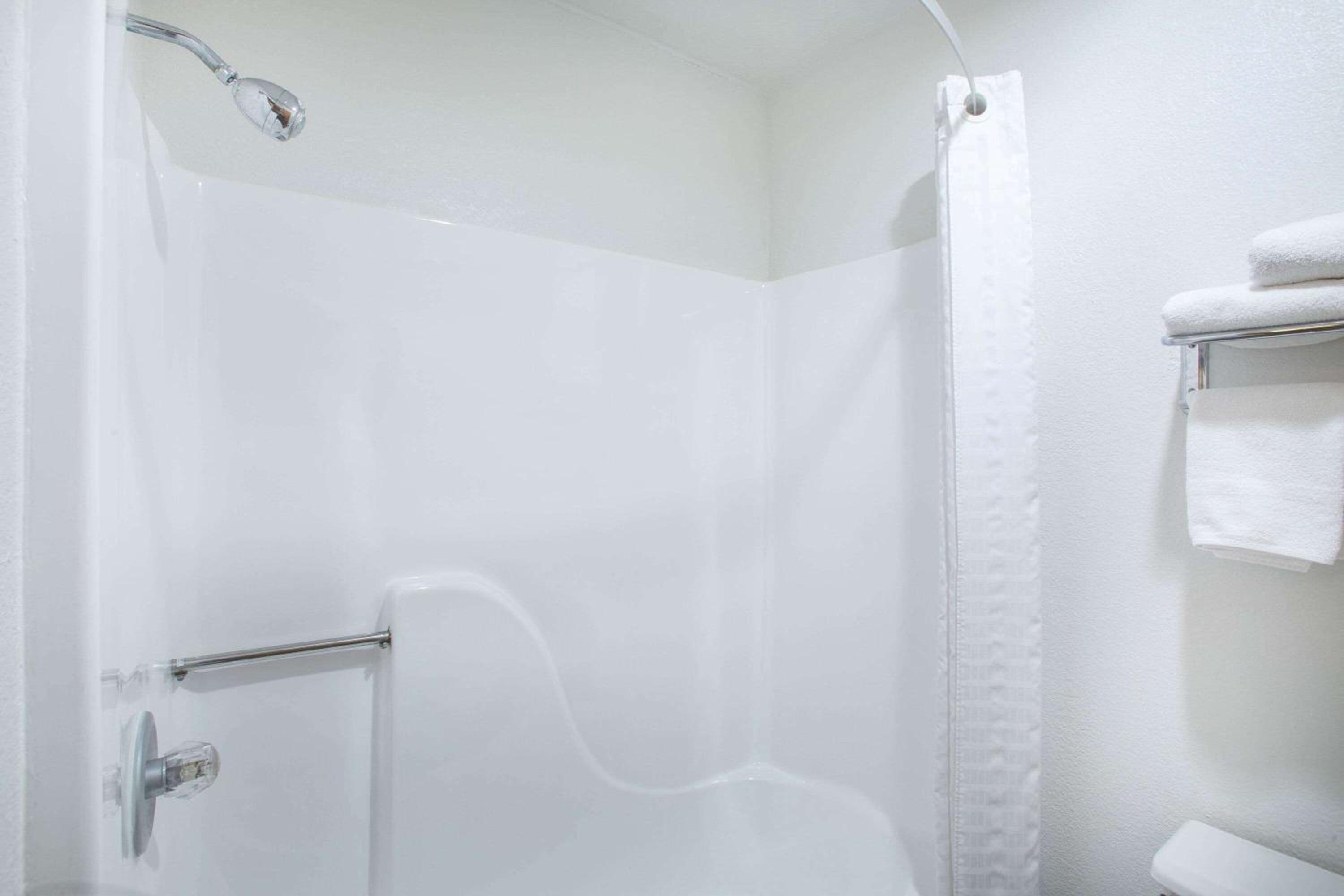 Super 8 by Wyndham Fort Madison - Property Image 35