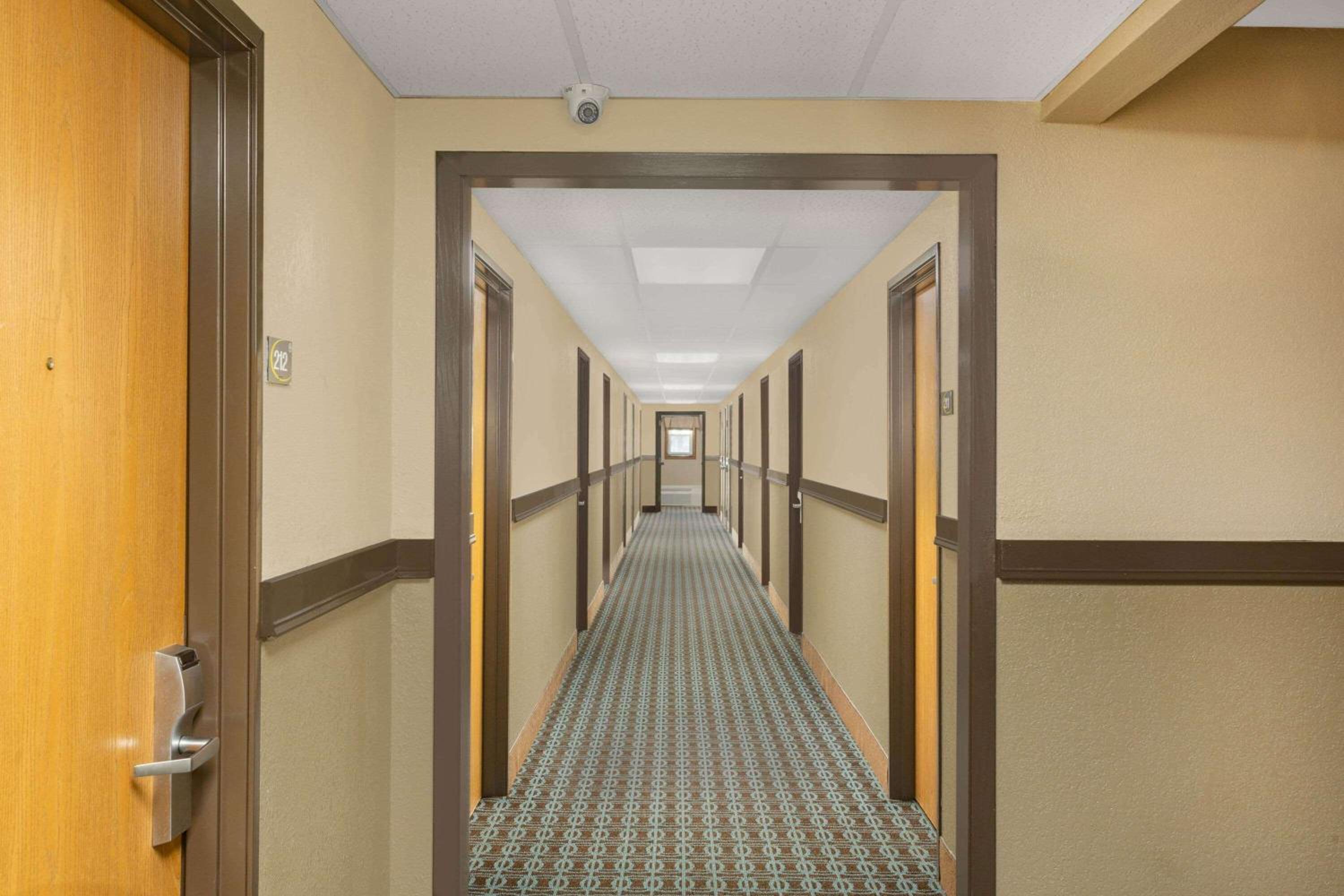 Super 8 by Wyndham Fort Madison - Property Image 19