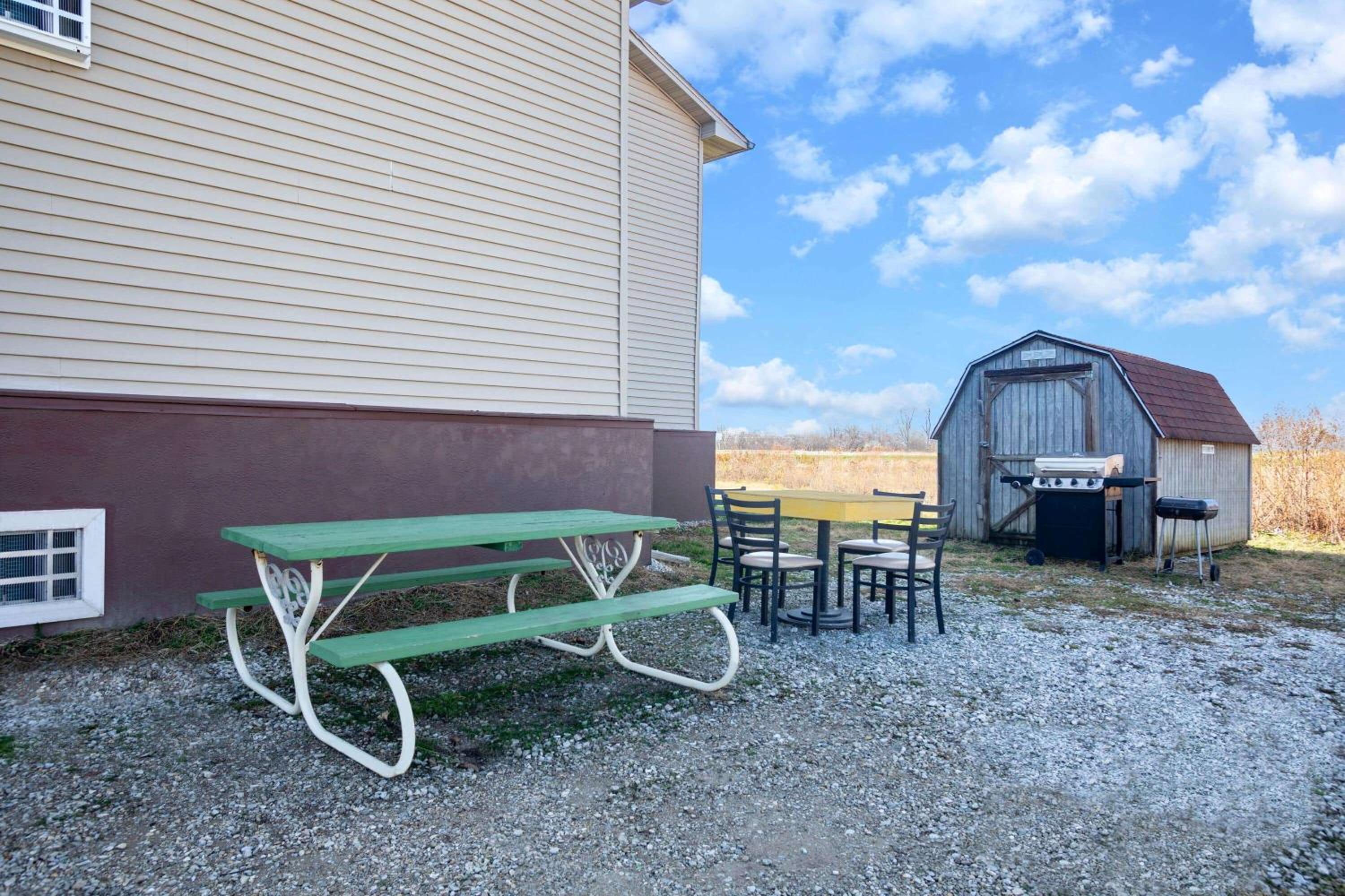 Super 8 by Wyndham Fort Madison - Property Image 2