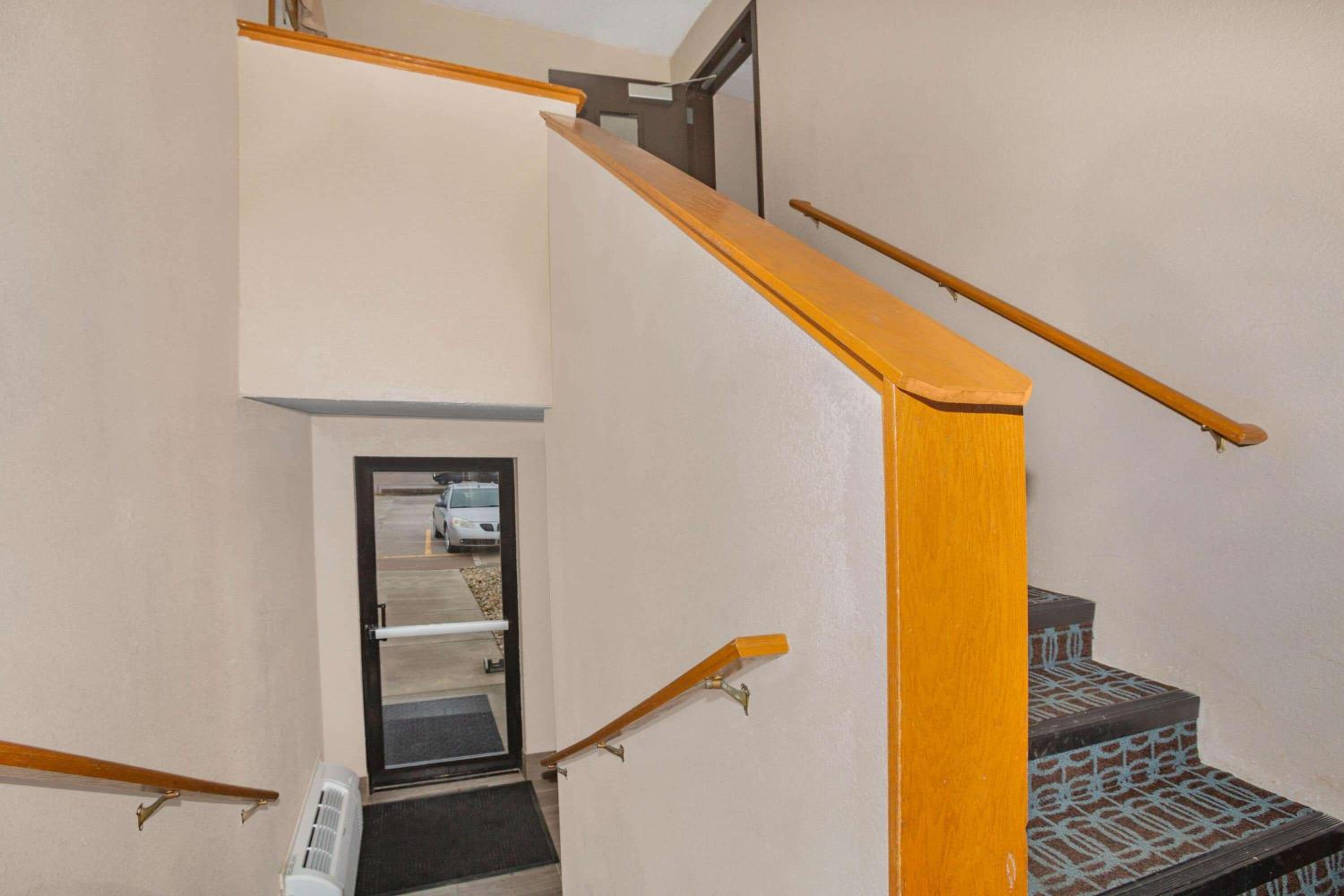 Super 8 by Wyndham Fort Madison - Property Image 3