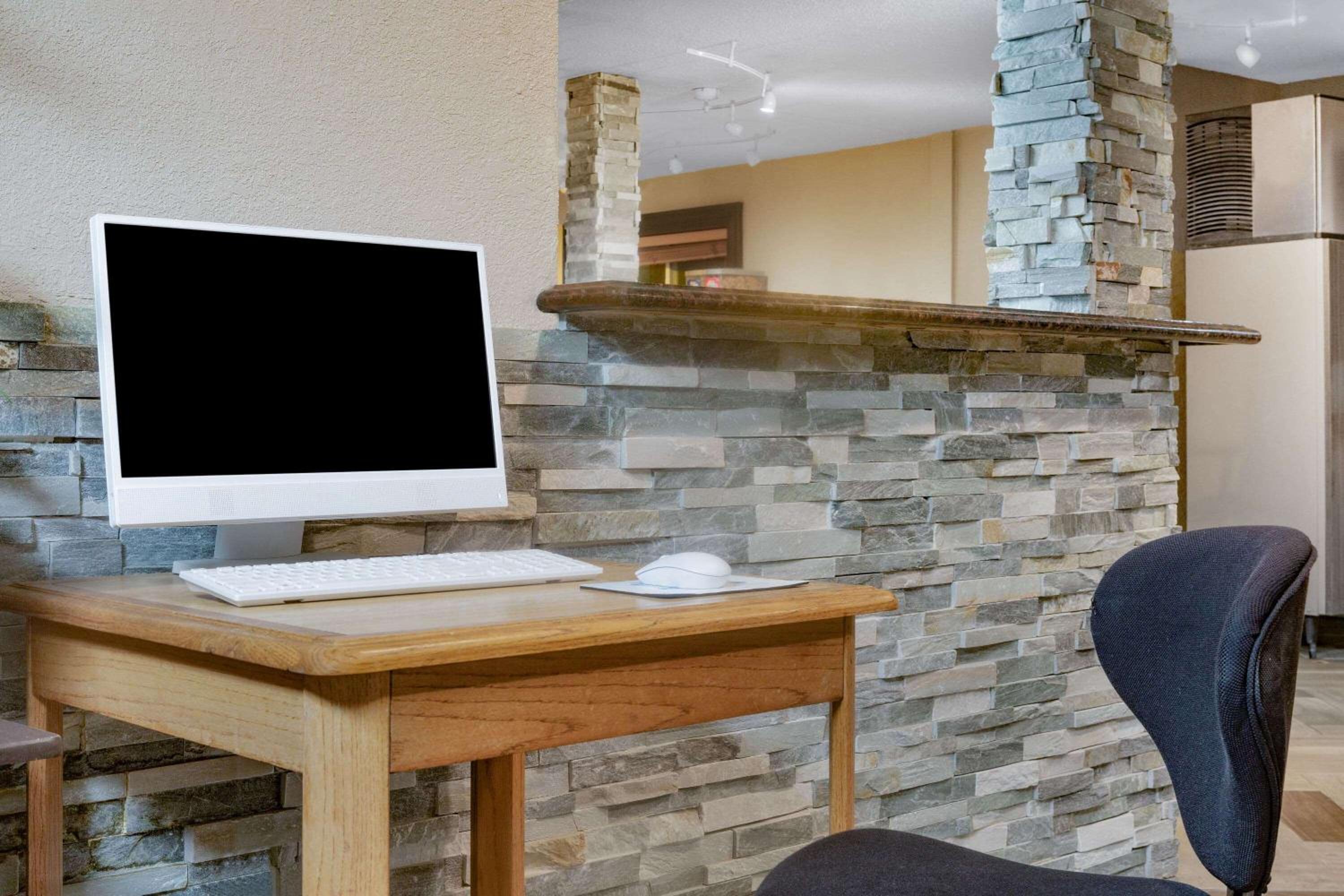 Super 8 by Wyndham Fort Madison - Property Image 5