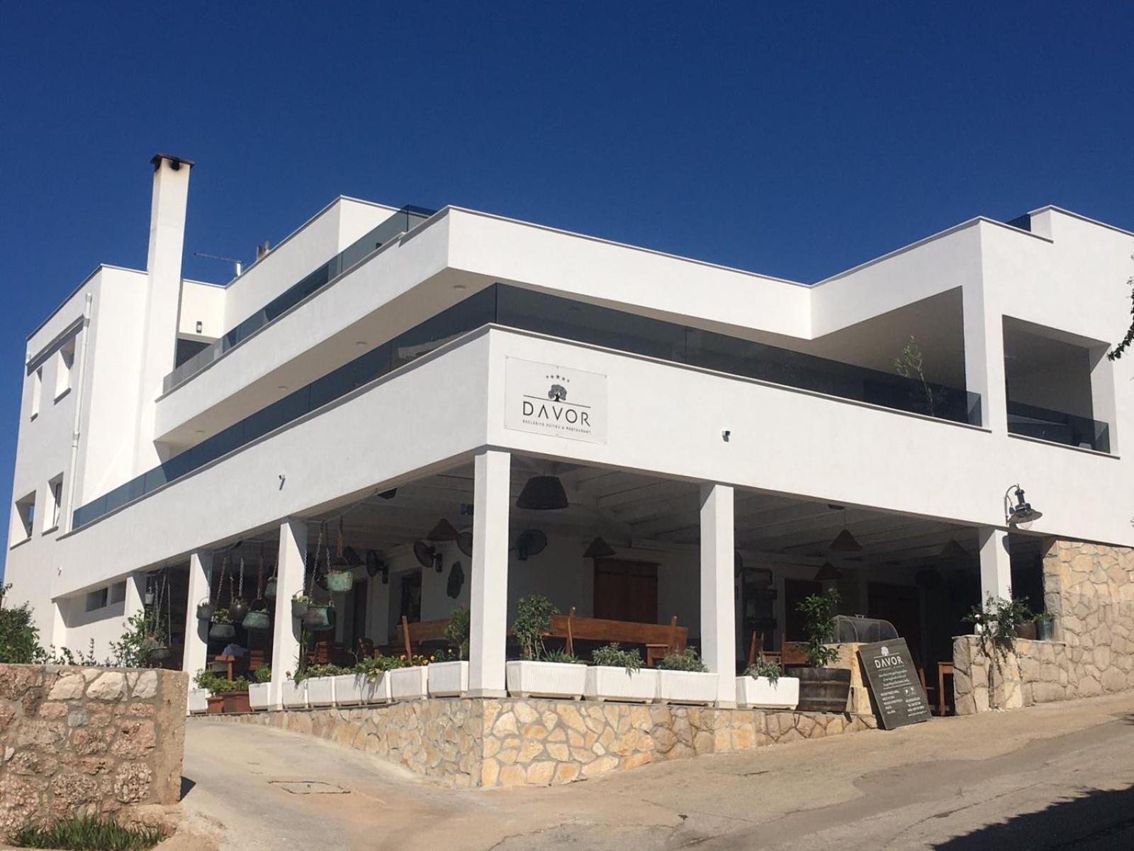 Hotel Exclusive 2 Bedroom Seafront Suite with jacuzzi - Image 1