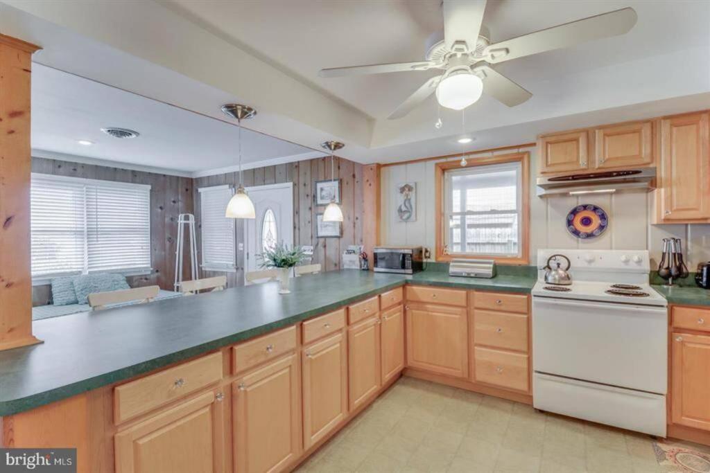 Quaint Beach Block Cottage, 100 steps to the beach view 2