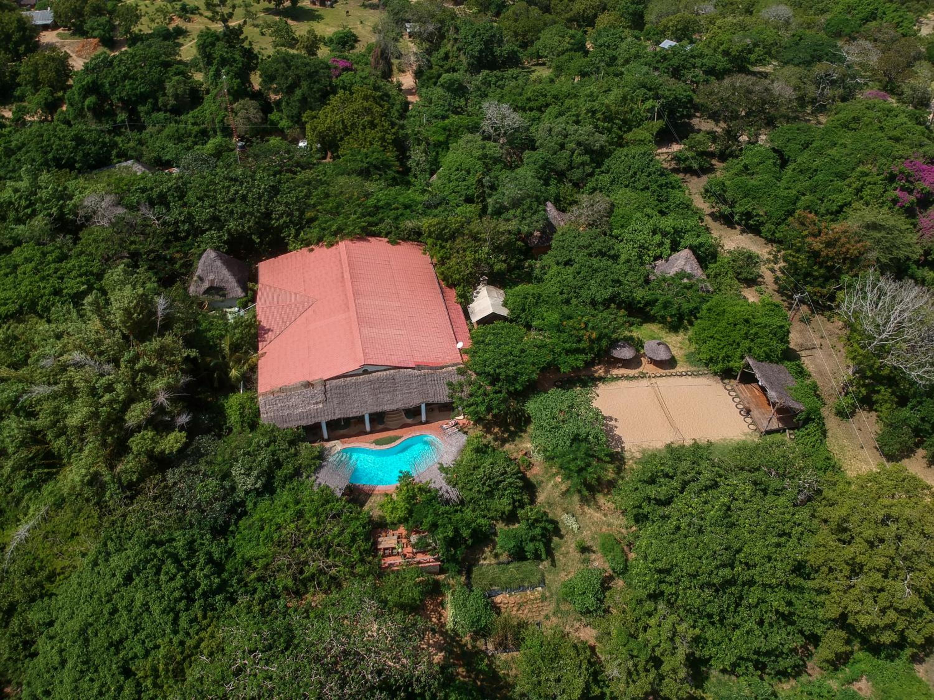 Distant Relatives Ecolodge & Backpackers