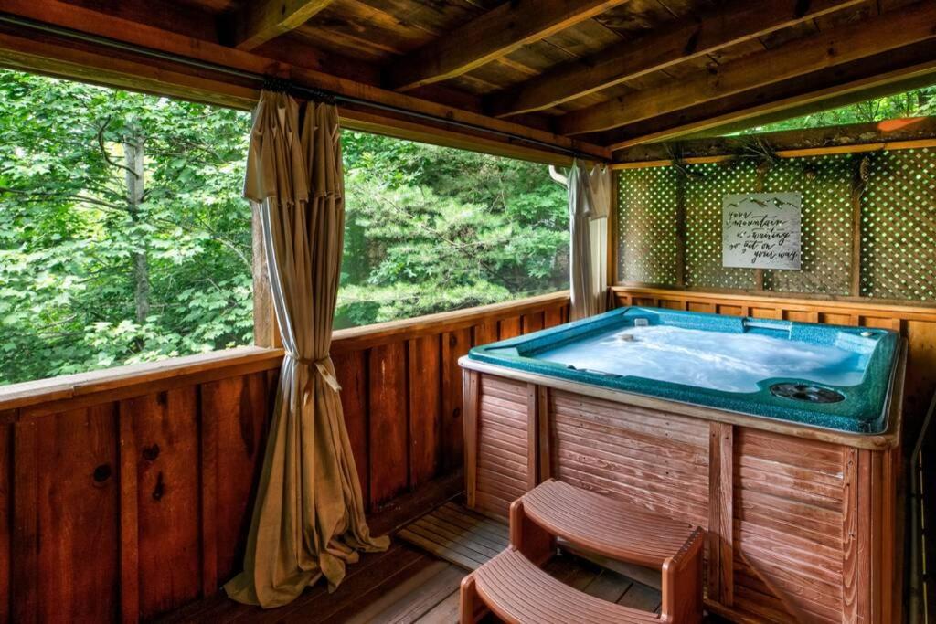 Nice View Fireplace, Hot Tub, Porch Bed, Private view 2