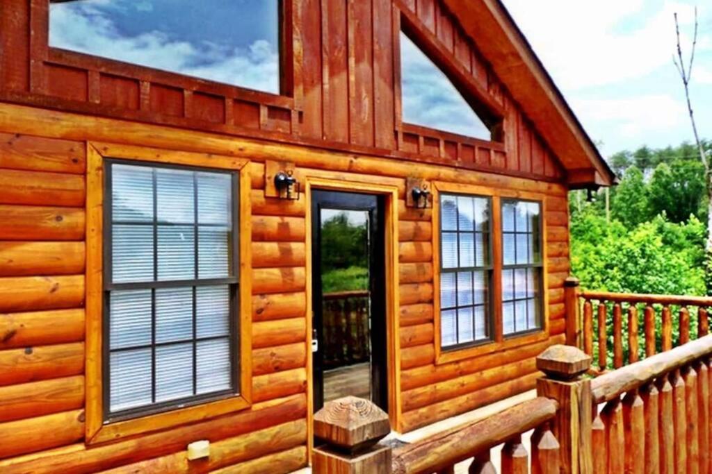 Secluded Cabin Near Smoky Mountains. Hot Tub! Honeymoon! view 3