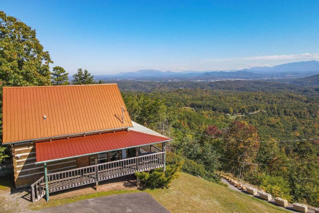 Hotel Amazing Views, 1 Bed + Loft/2 Br, Smoky Mountain Log Cabin, Hot Tub, Pool Table
