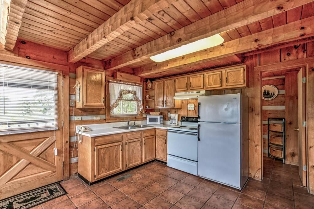 Super View,Smoky Mtn Log Cabin,Pool Table,Hot Tub view 2