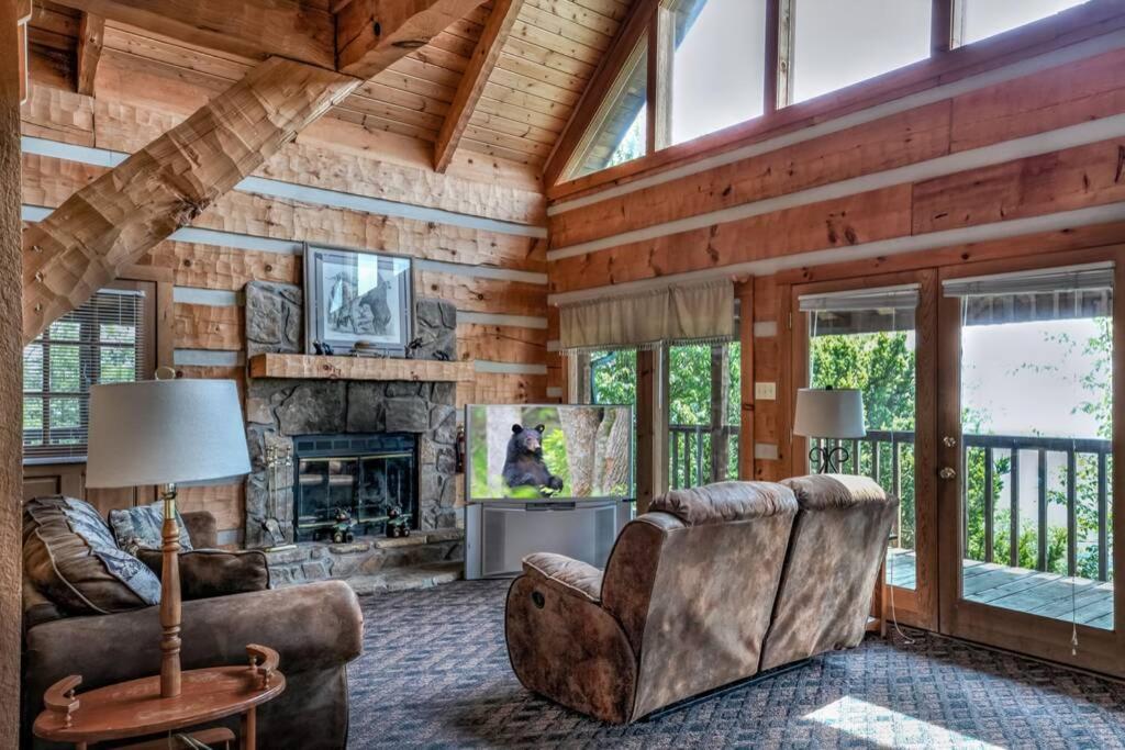 Super View,Smoky Mtn Log Cabin,Pool Table,Hot Tub view 5
