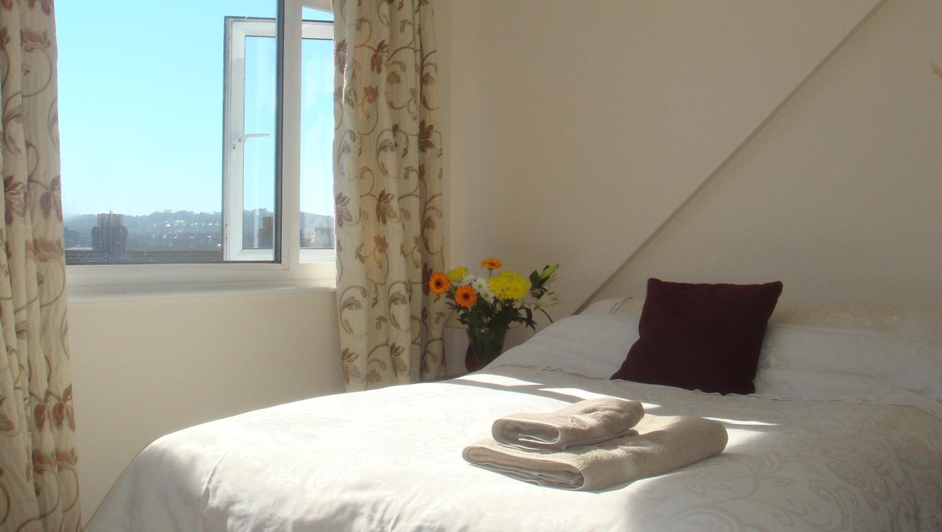 Harlequin Guest House with parking