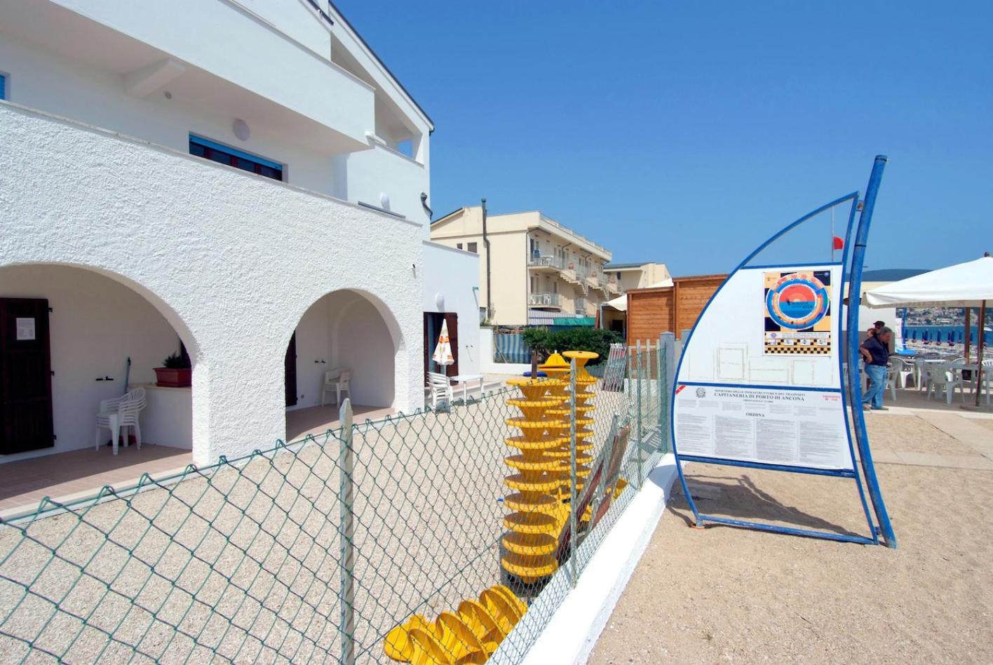 RS317 - Marcelli, bilocale in residence fronte mare view 2