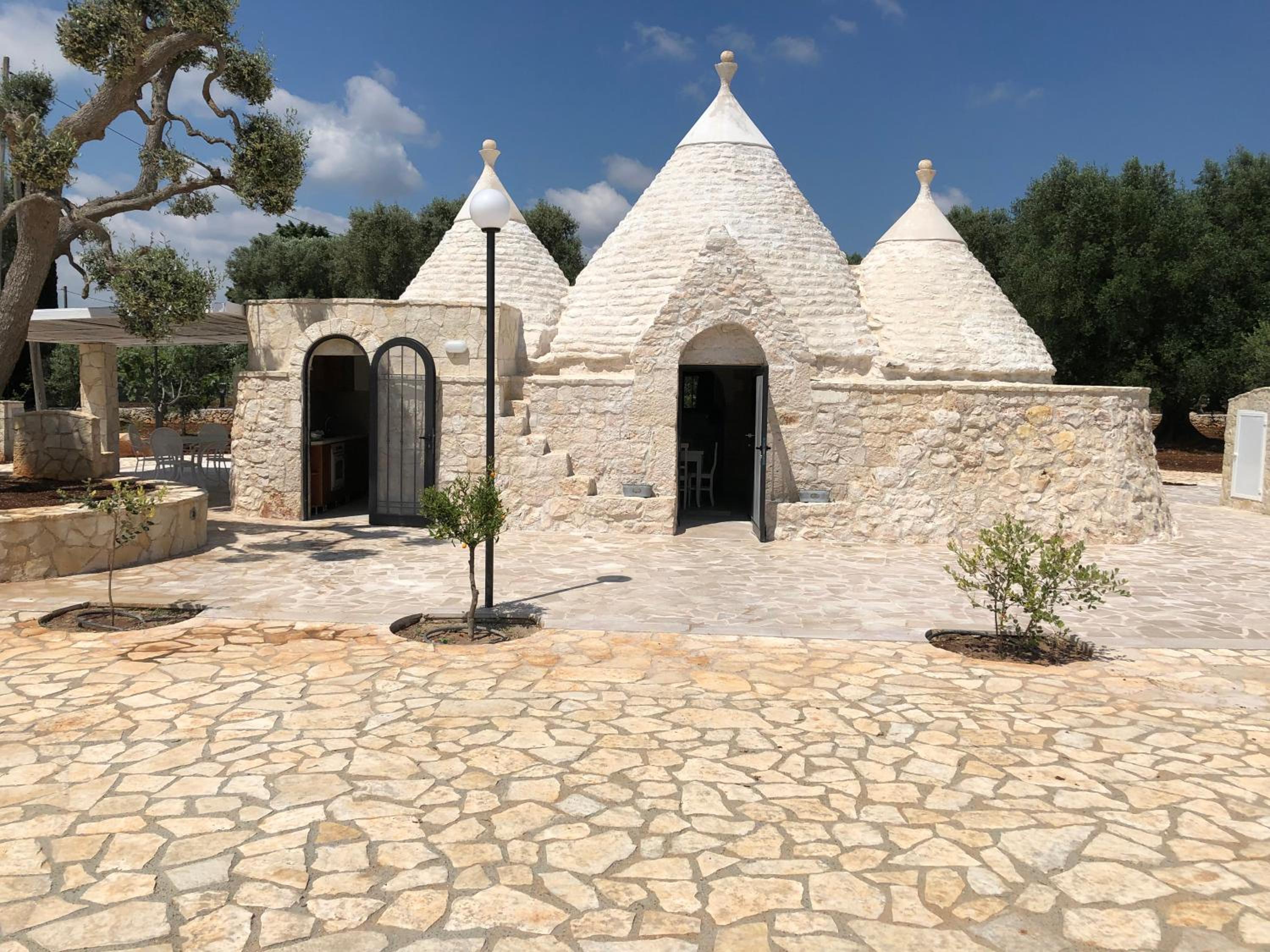 Hotel TRULLO PARCOMONSIGNORE CON PISCINA PRIVATA - Image 1