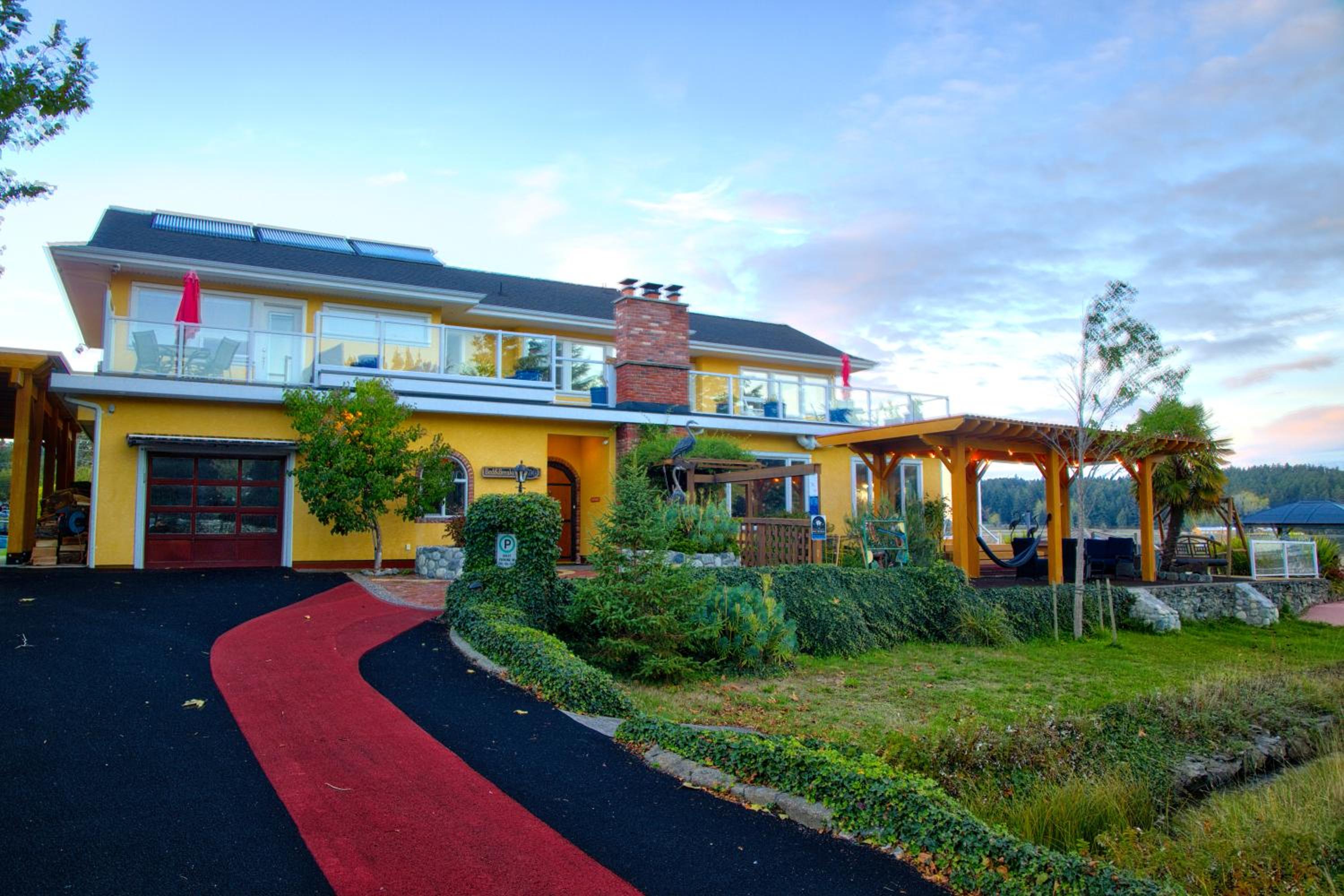 Birds of a Feather Victoria Oceanfront Studio Suites