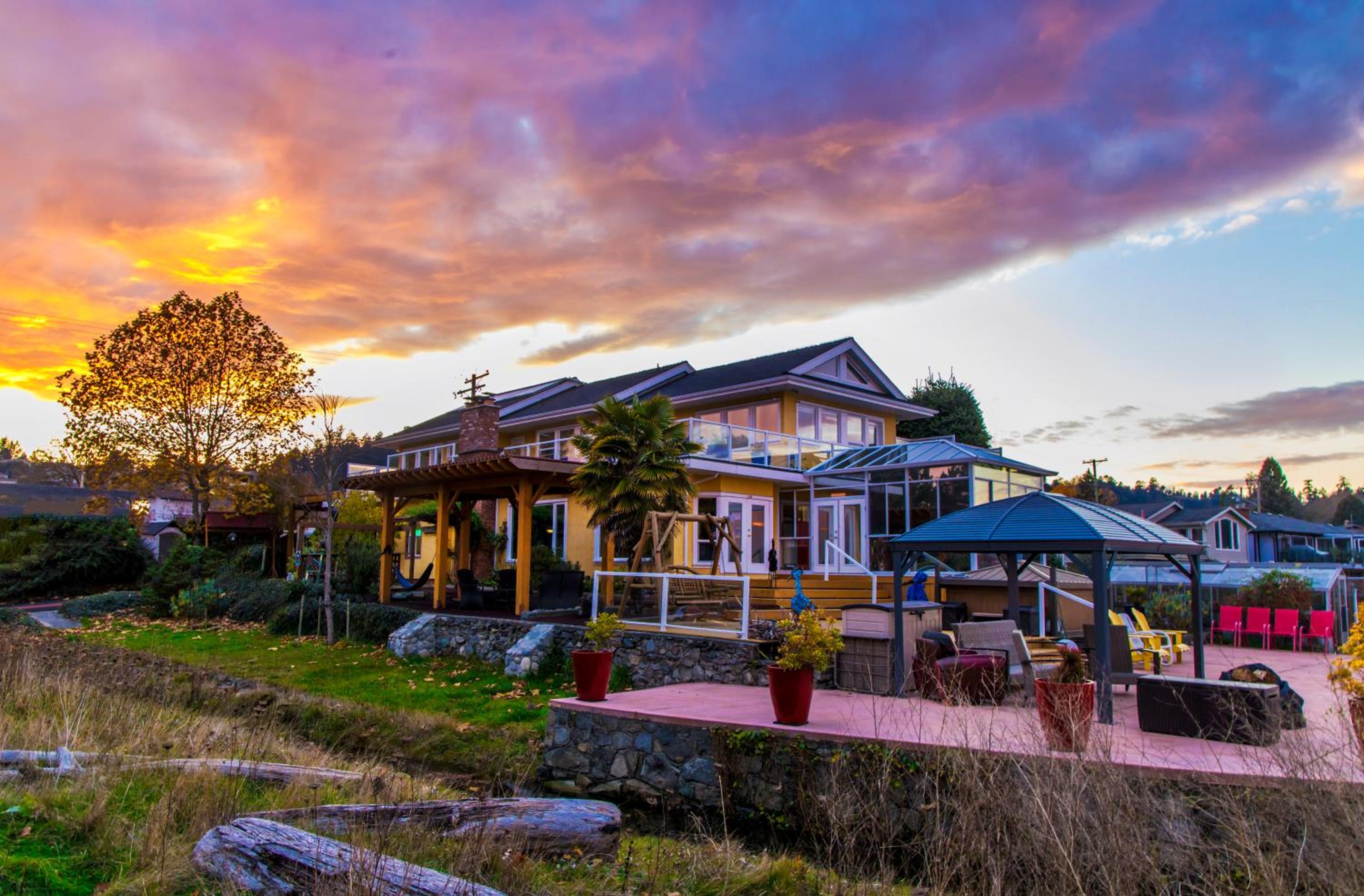 Birds of a Feather Victoria Oceanfront Studio Suites