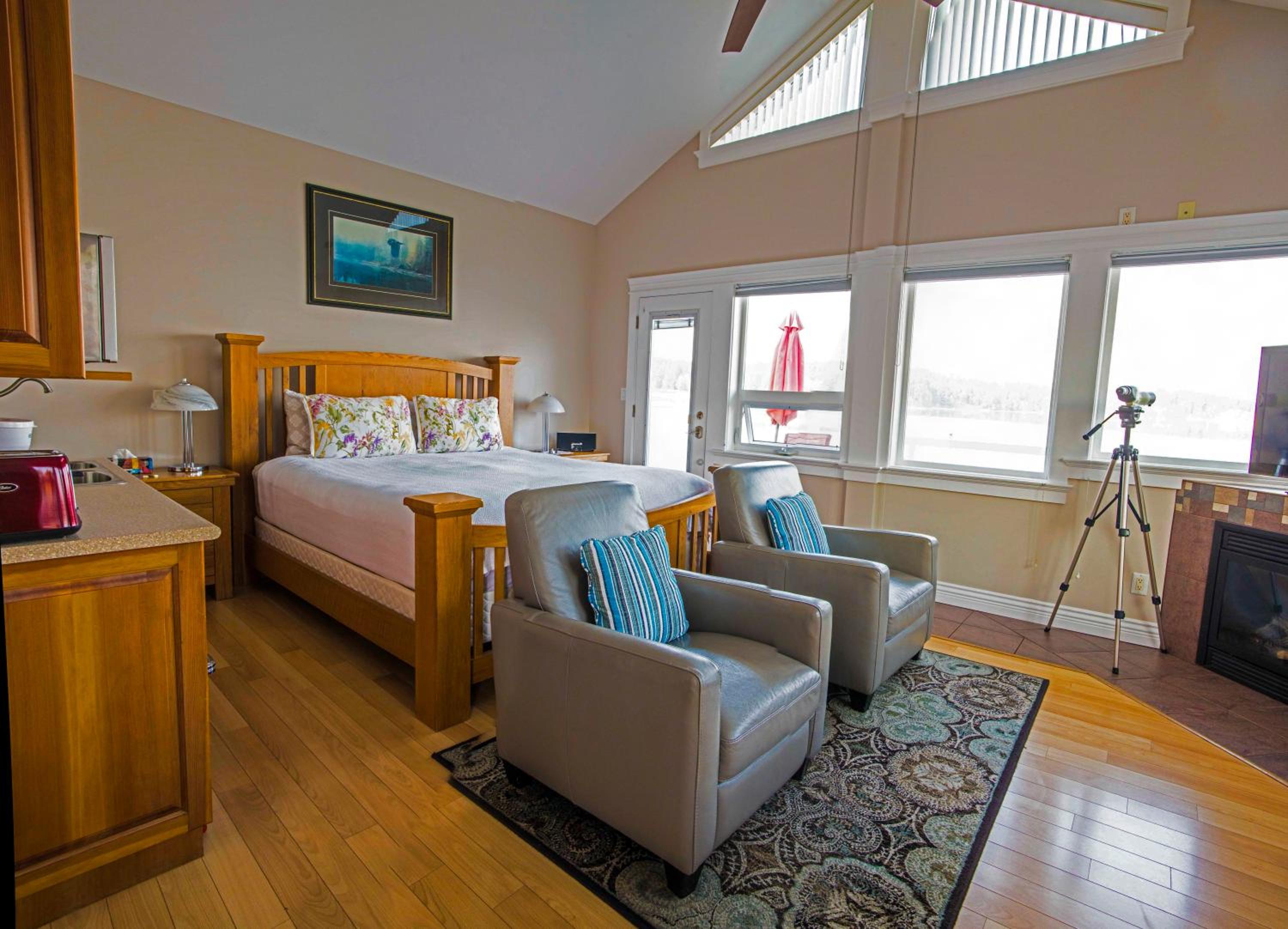 Birds of a Feather Victoria Oceanfront Studio Suites