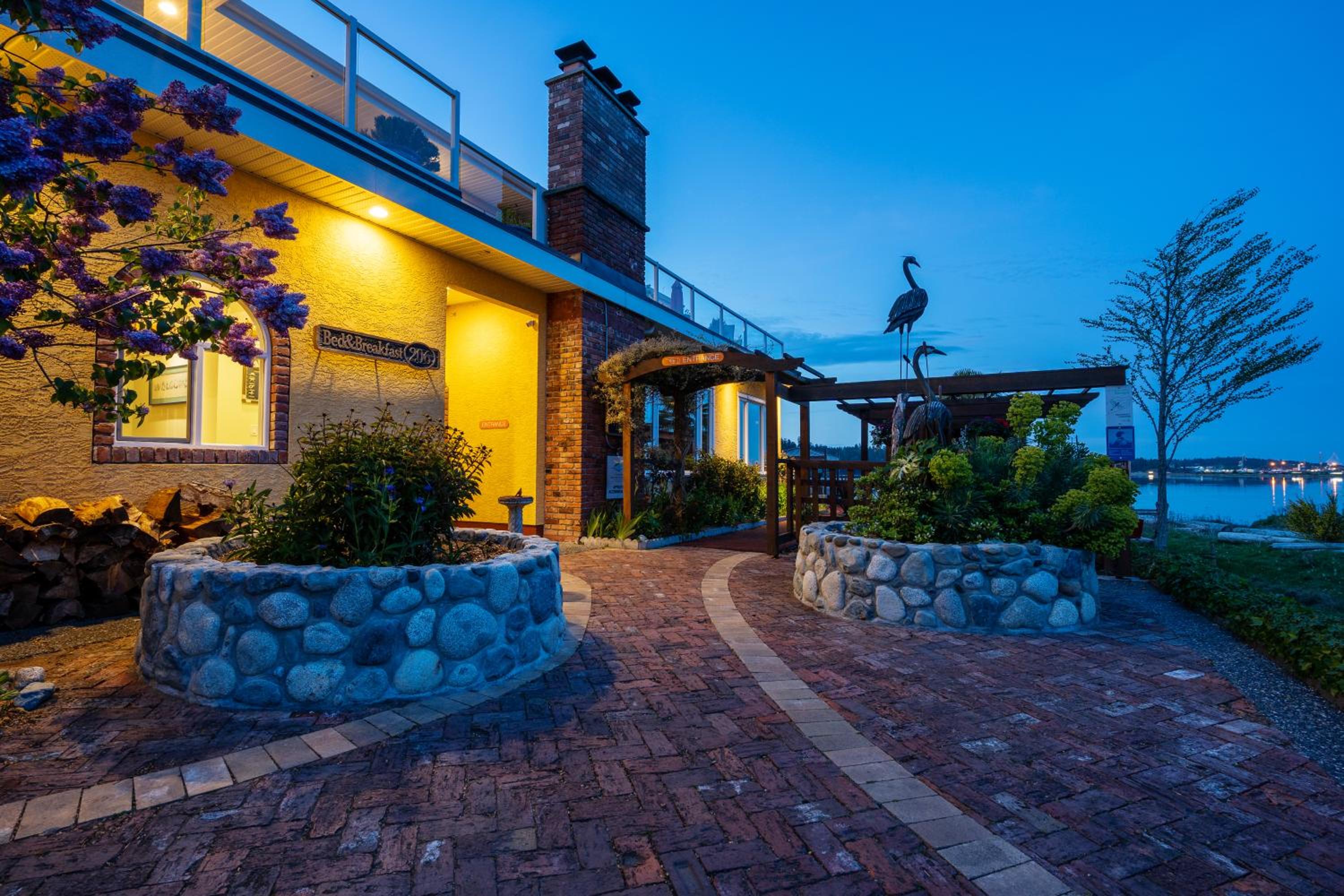 Birds of a Feather Victoria Oceanfront Studio Suites