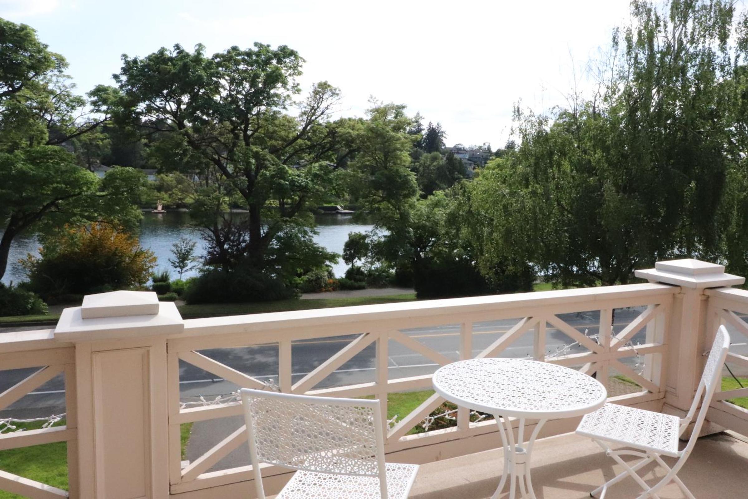 Lipton Place by Elegant Waterfront