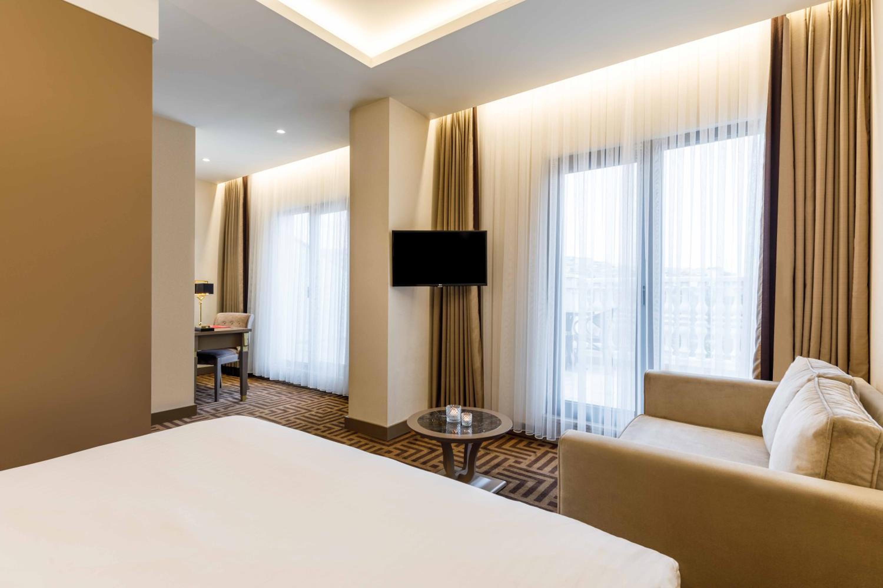 Ramada by Wyndham İstanbul Golden Horn - Image 16