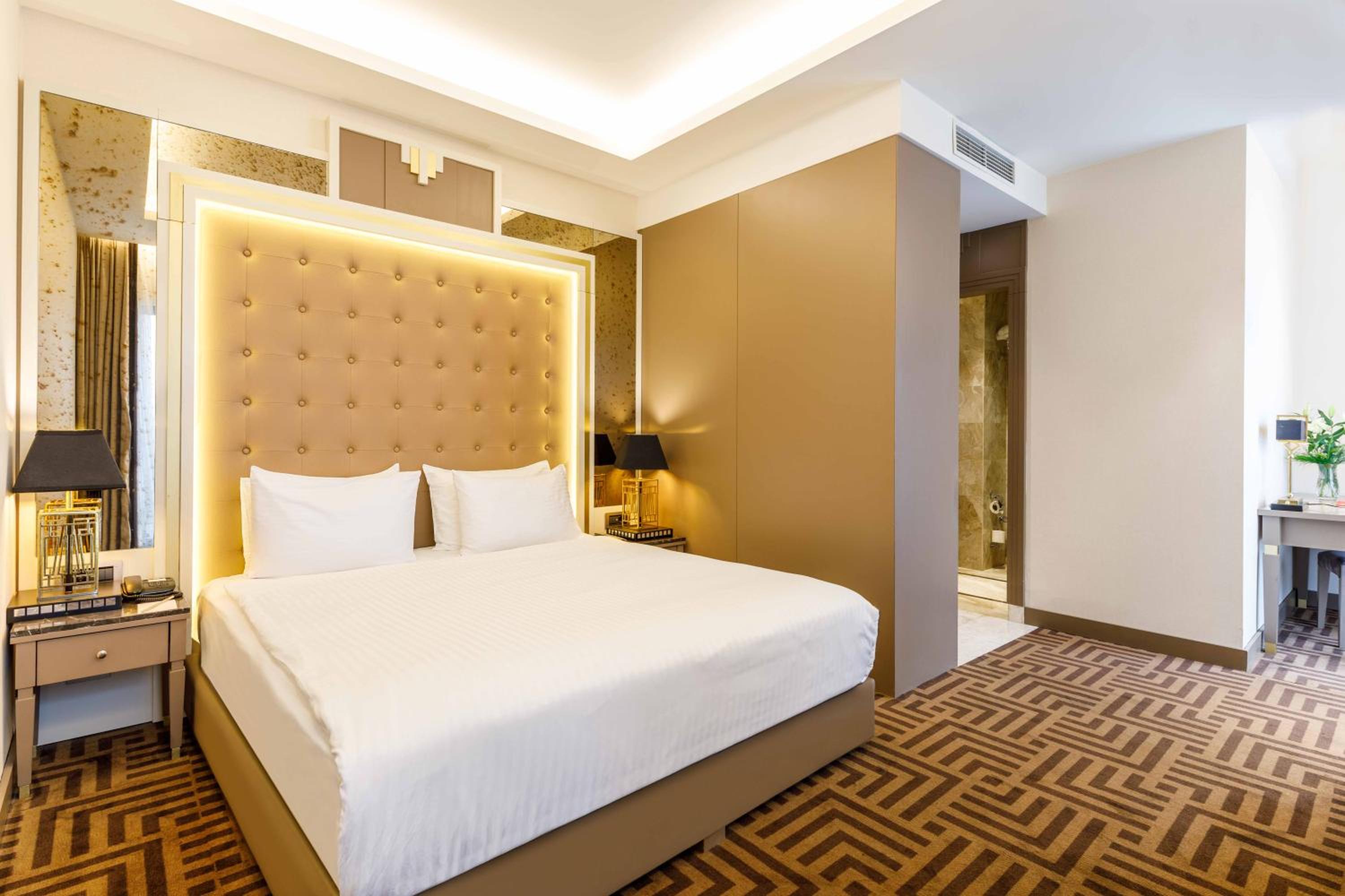 Ramada by Wyndham İstanbul Golden Horn - Image 18