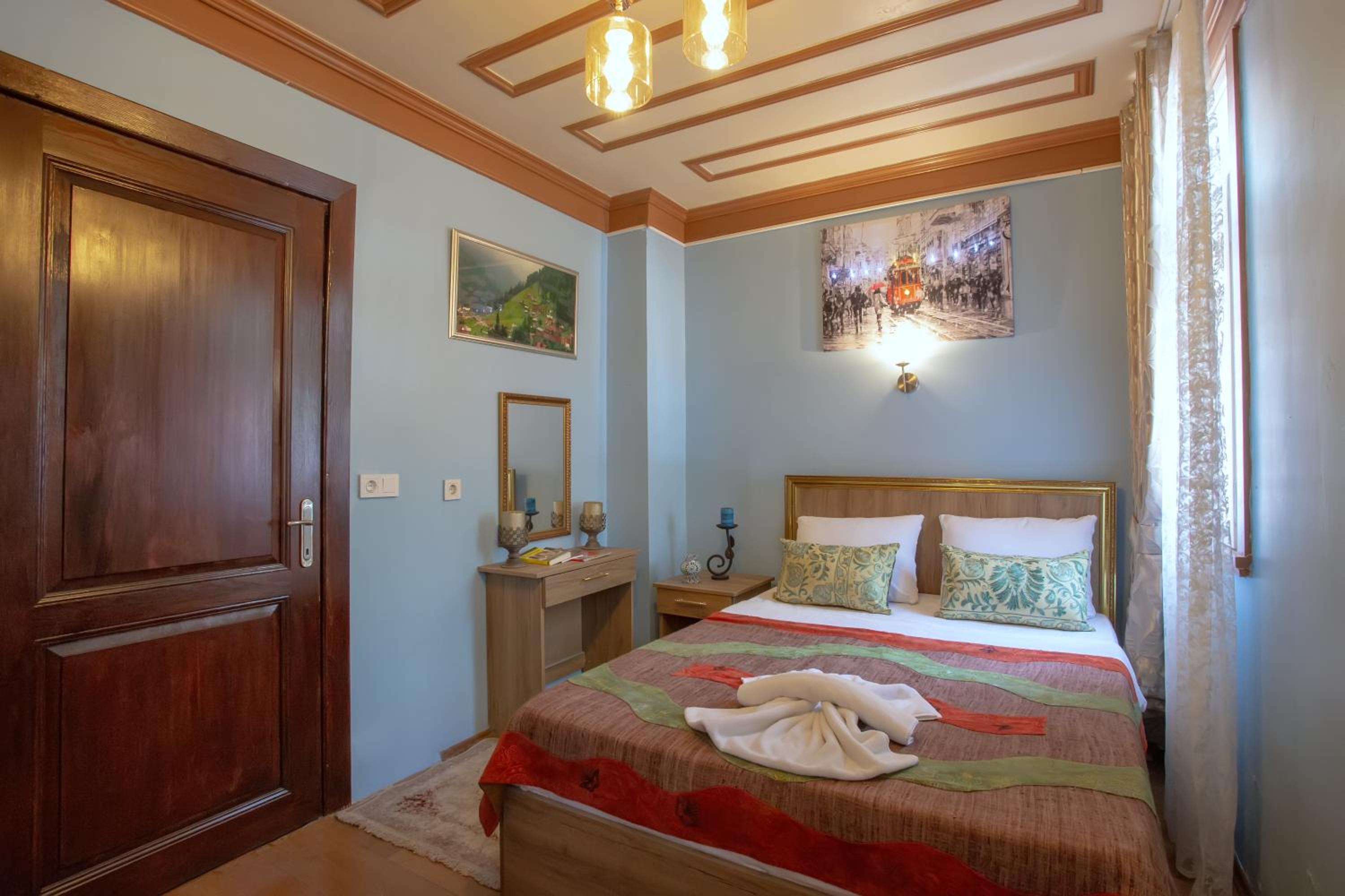 April Hotel - Image 56