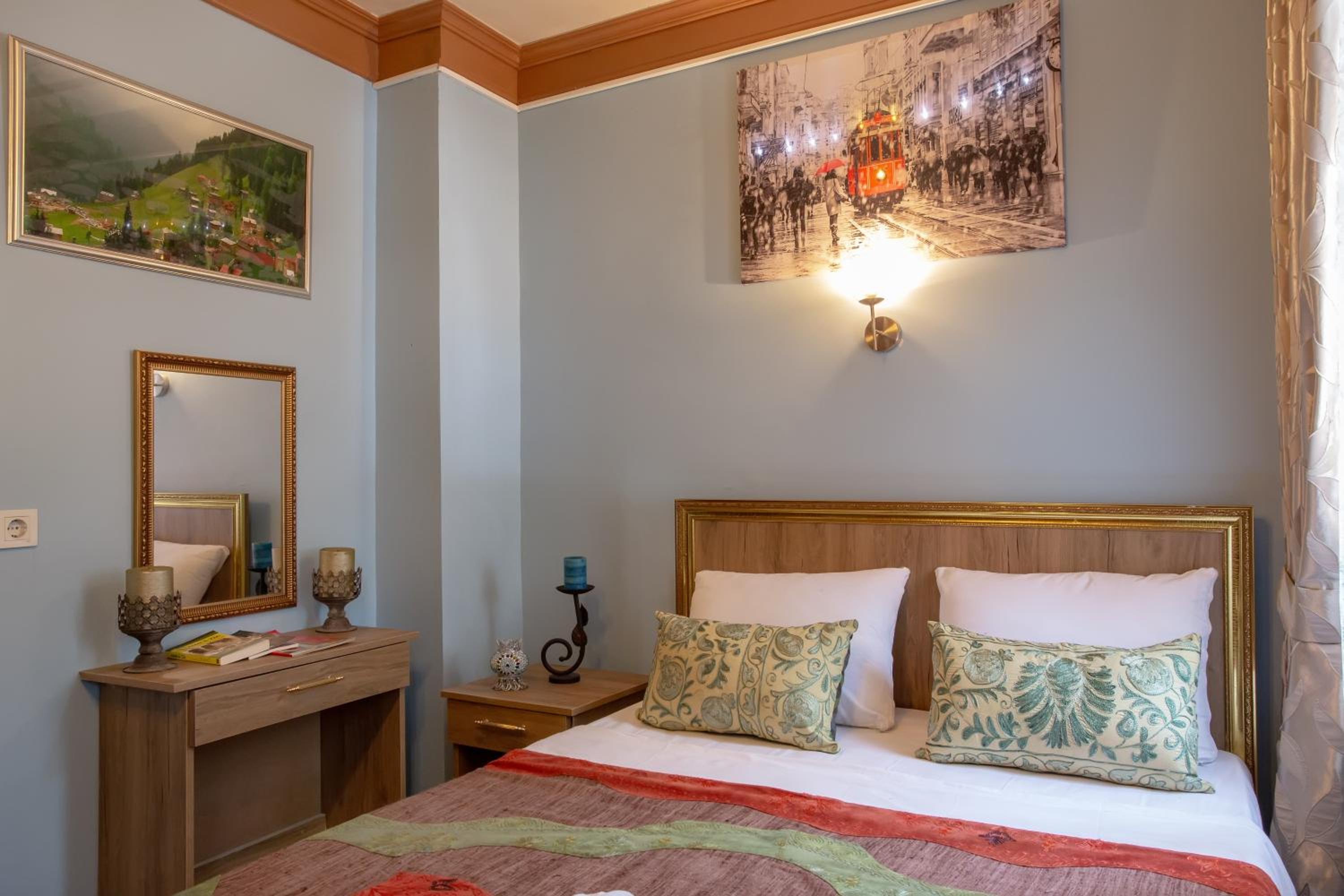 April Hotel - Image 54