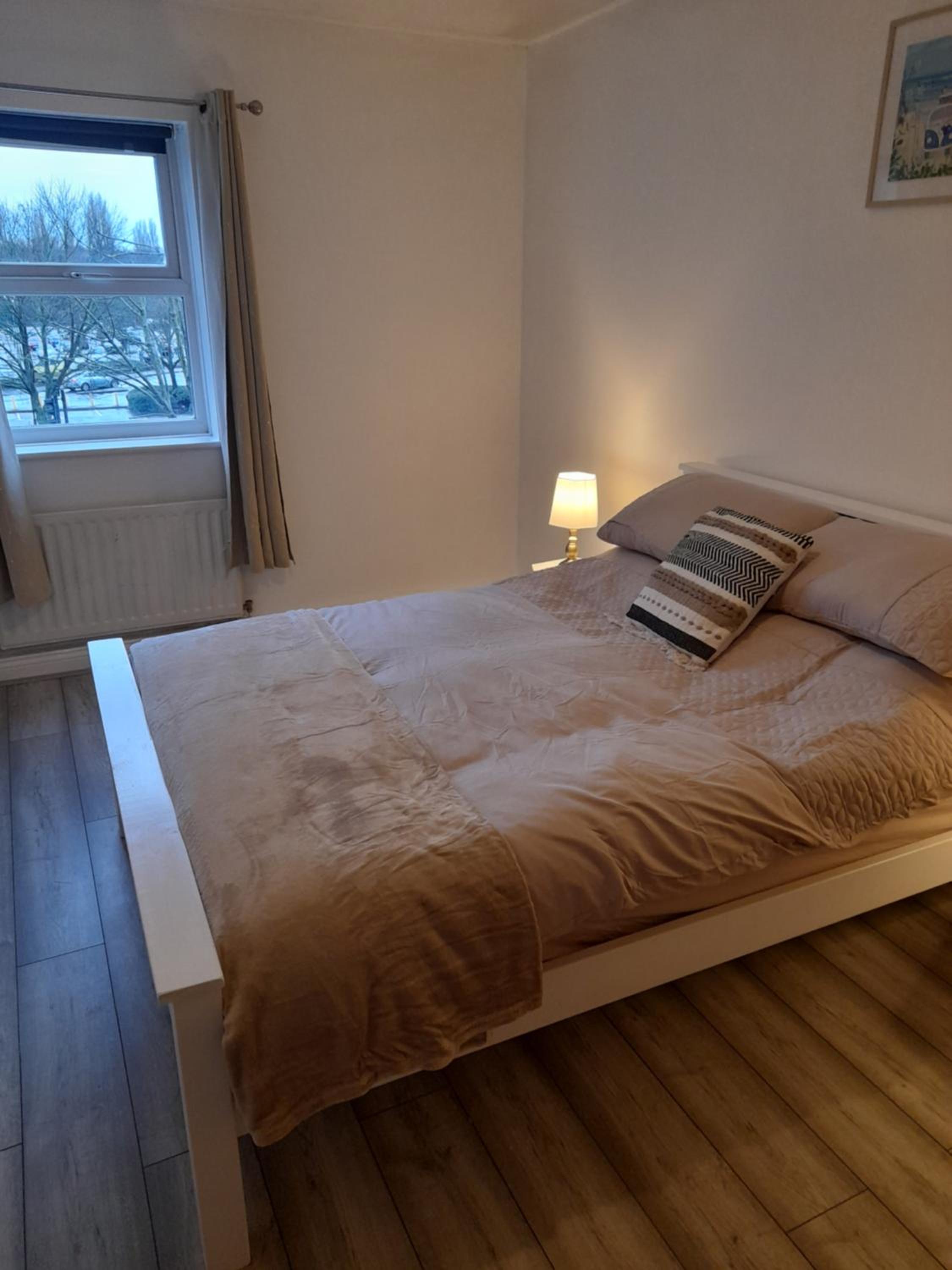 Comfortable 2 Bed Apartment 2nd Floor Contractors Families Close To City Centre Occasional Bed Available view 2