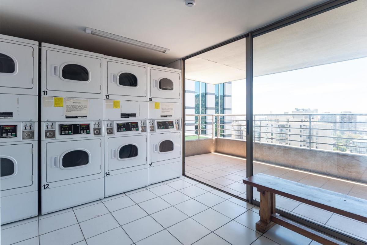 Urban Burgundy - 1BR, Metro, Wifi, TV