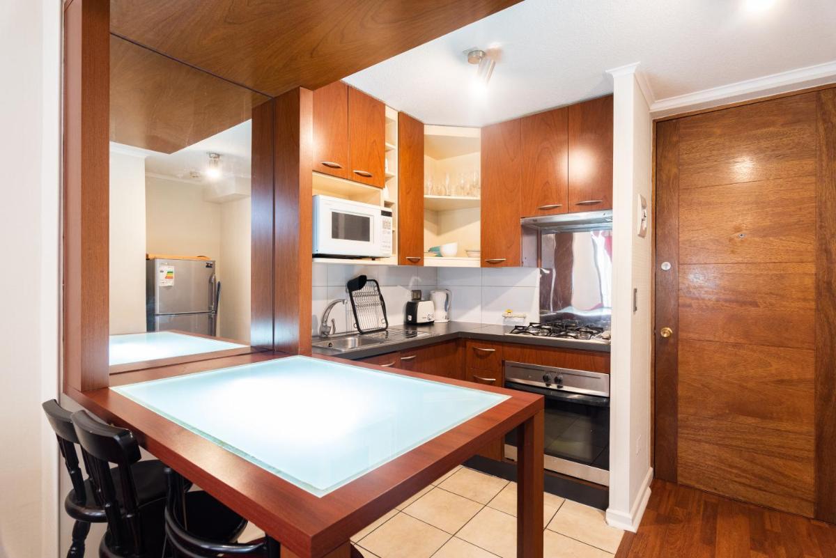 Urban Burgundy - 1BR, Metro, Wifi, TV