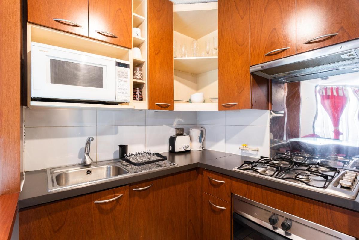 Urban Burgundy - 1BR, Metro, Wifi, TV