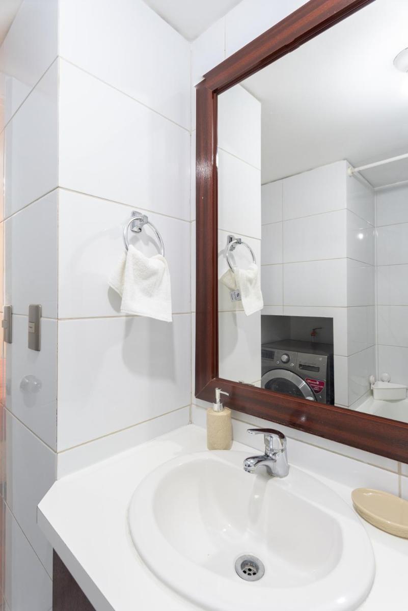 Urban Burgundy - 1BR, Metro, Wifi, TV