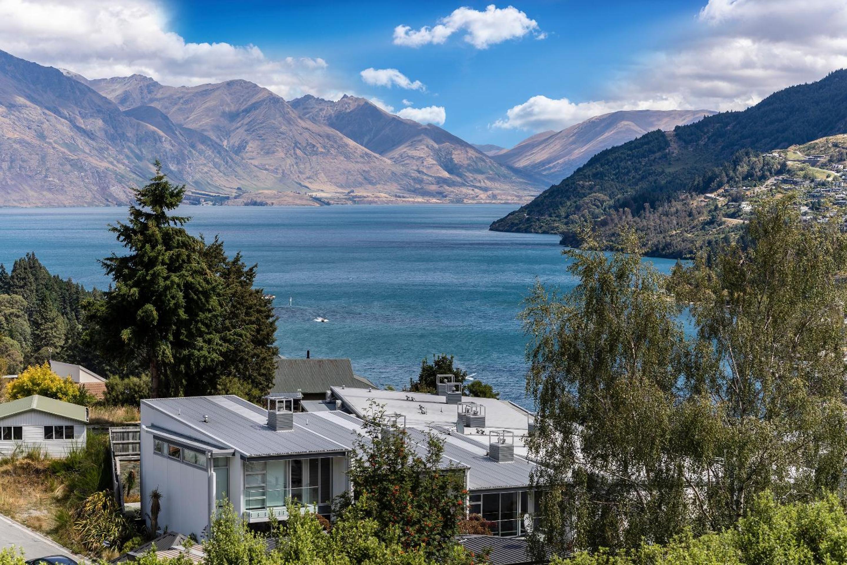 Remarkable Location Queenstown view 4