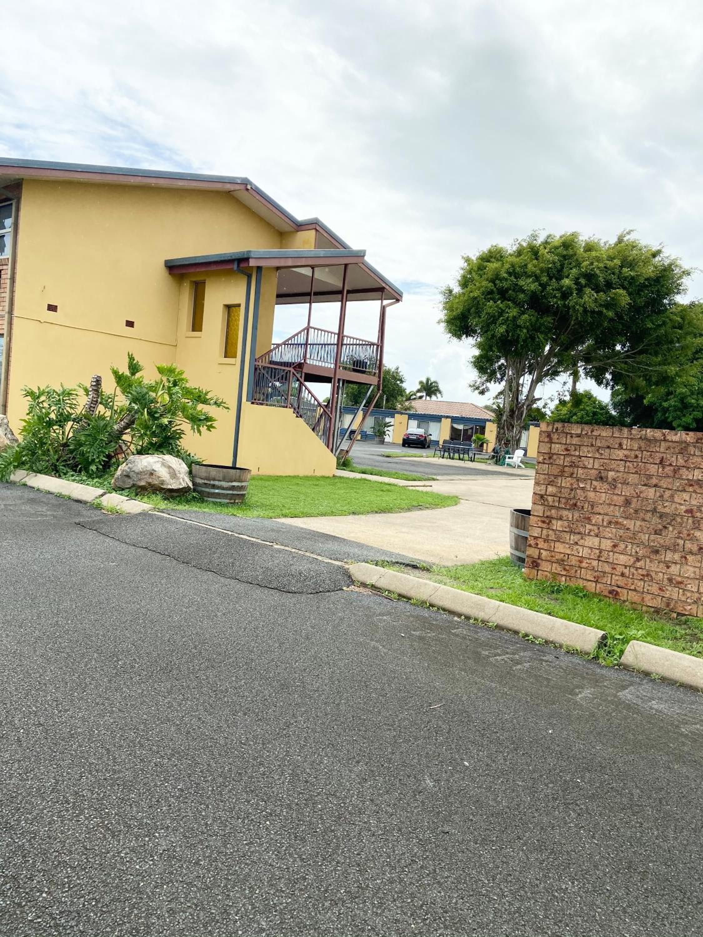 PROSERPINE MOTOR LODGE view 2