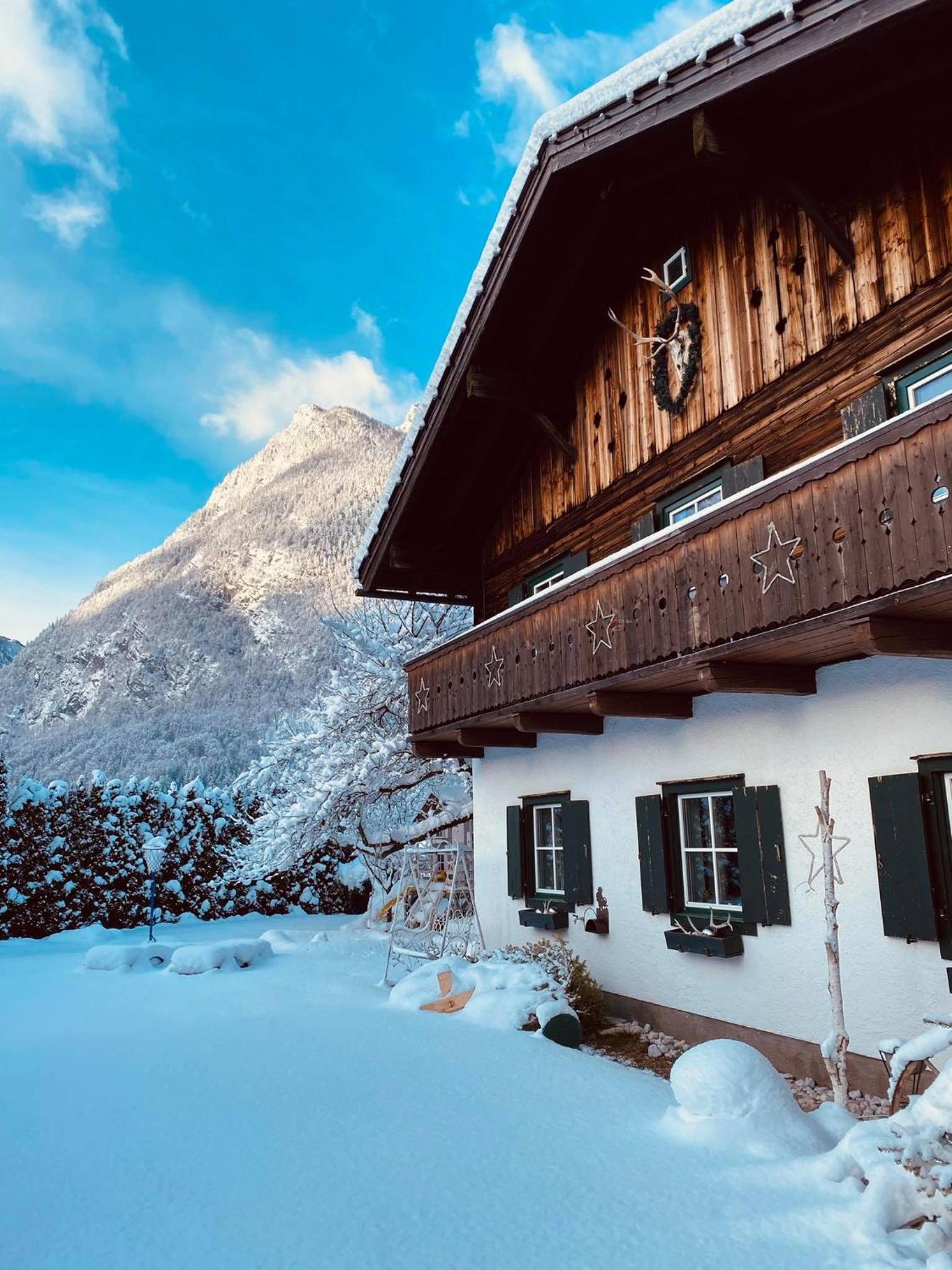 Forest Chalet, all famous ski areas around us, 15 min to city of salzburg, mountainview, panorama sauna, bath whirlpool, fire pit in garden up to 10 p