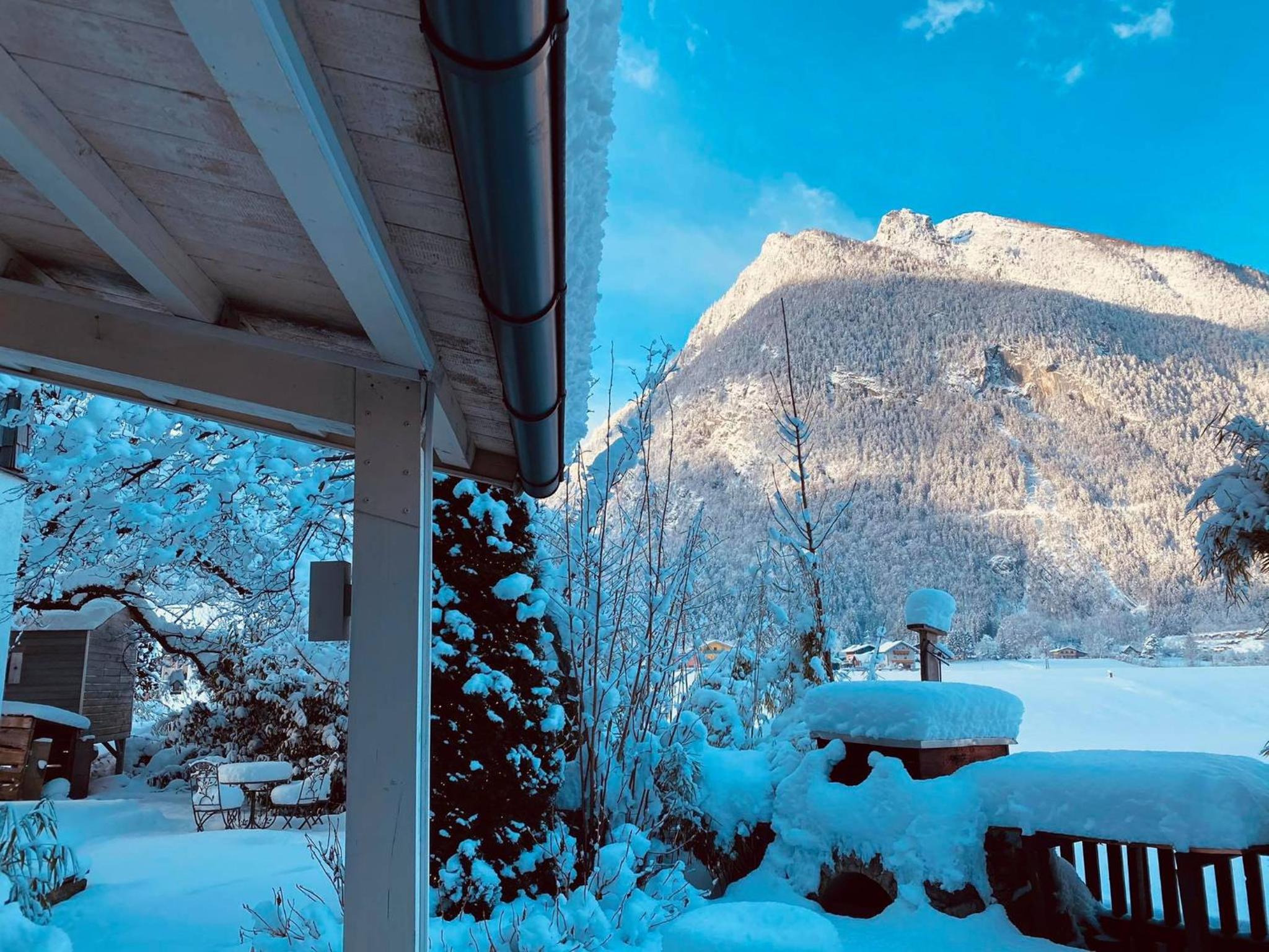 Forest Chalet, all famous ski areas around us, 15 min to city of salzburg, mountainview, panorama sauna, bath whirlpool, fire pit in garden up to 10 p
