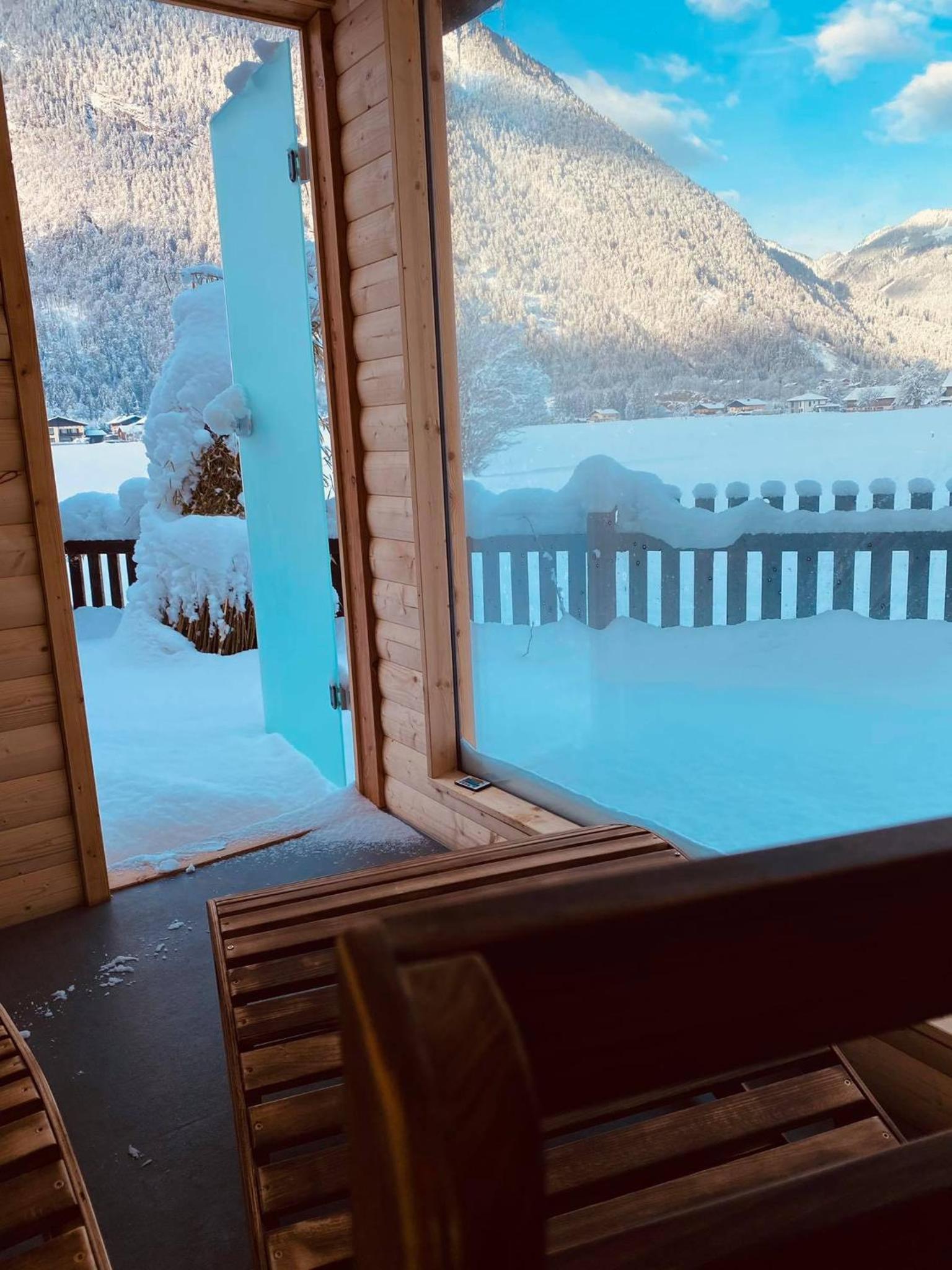 Forest Chalet, all famous ski areas around us, 15 min to city of salzburg, mountainview, panorama sauna, bath whirlpool, fire pit in garden up to 10 p