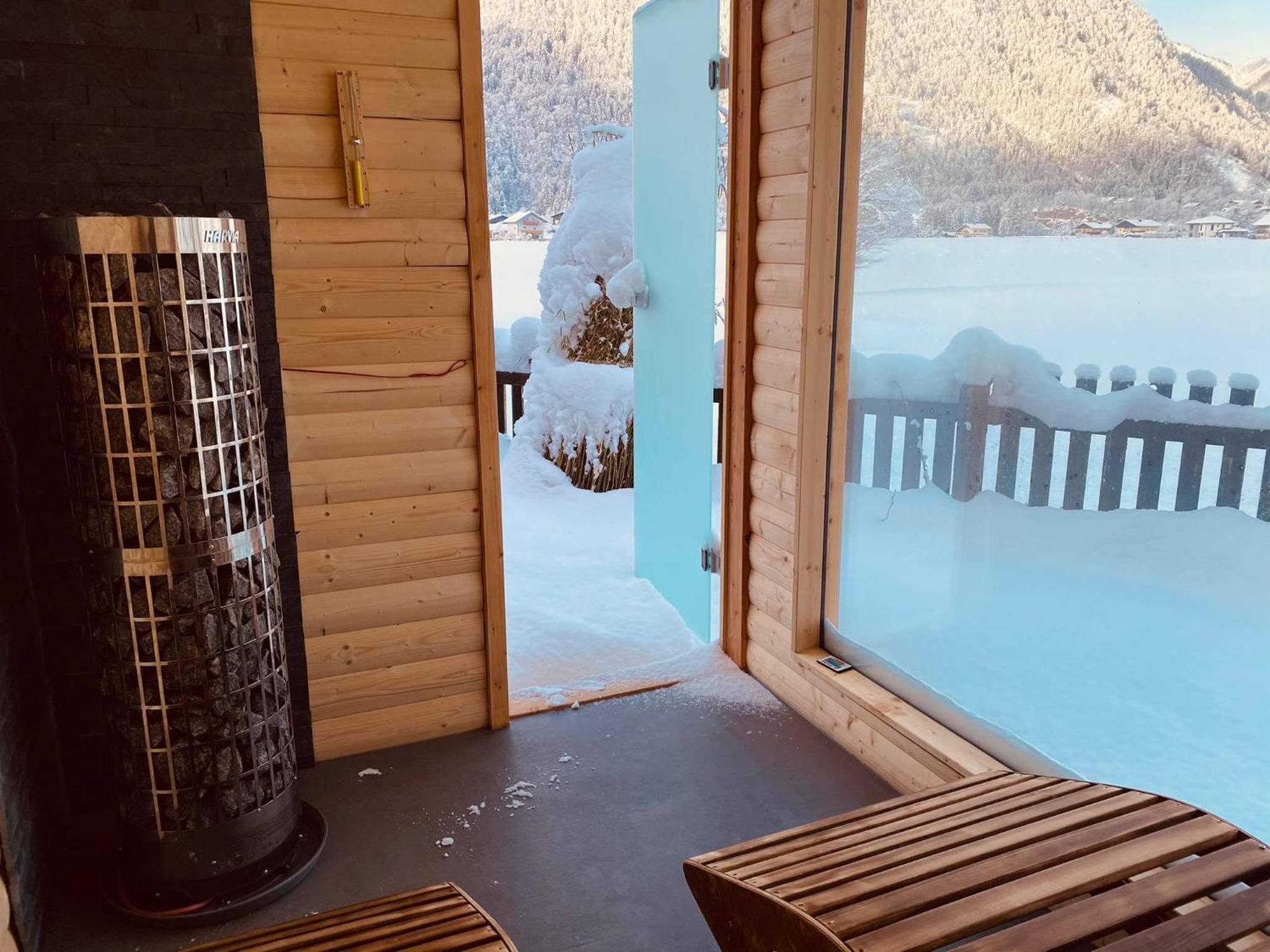Forest Chalet, all famous ski areas around us, 15 min to city of salzburg, mountainview, panorama sauna, bath whirlpool, fire pit in garden up to 10 p