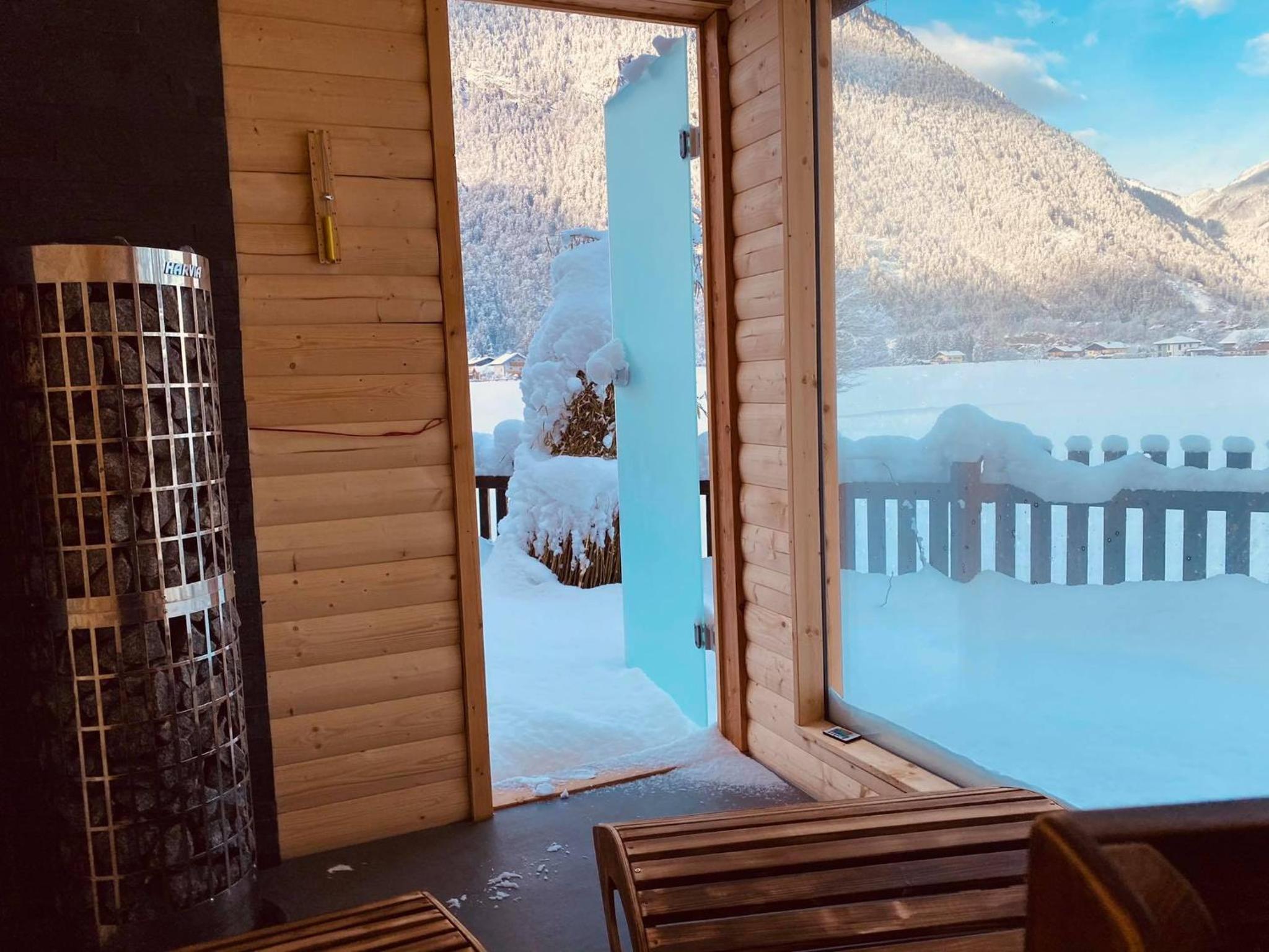 Forest Chalet, all famous ski areas around us, 15 min to city of salzburg, mountainview, panorama sauna, bath whirlpool, fire pit in garden up to 10 p