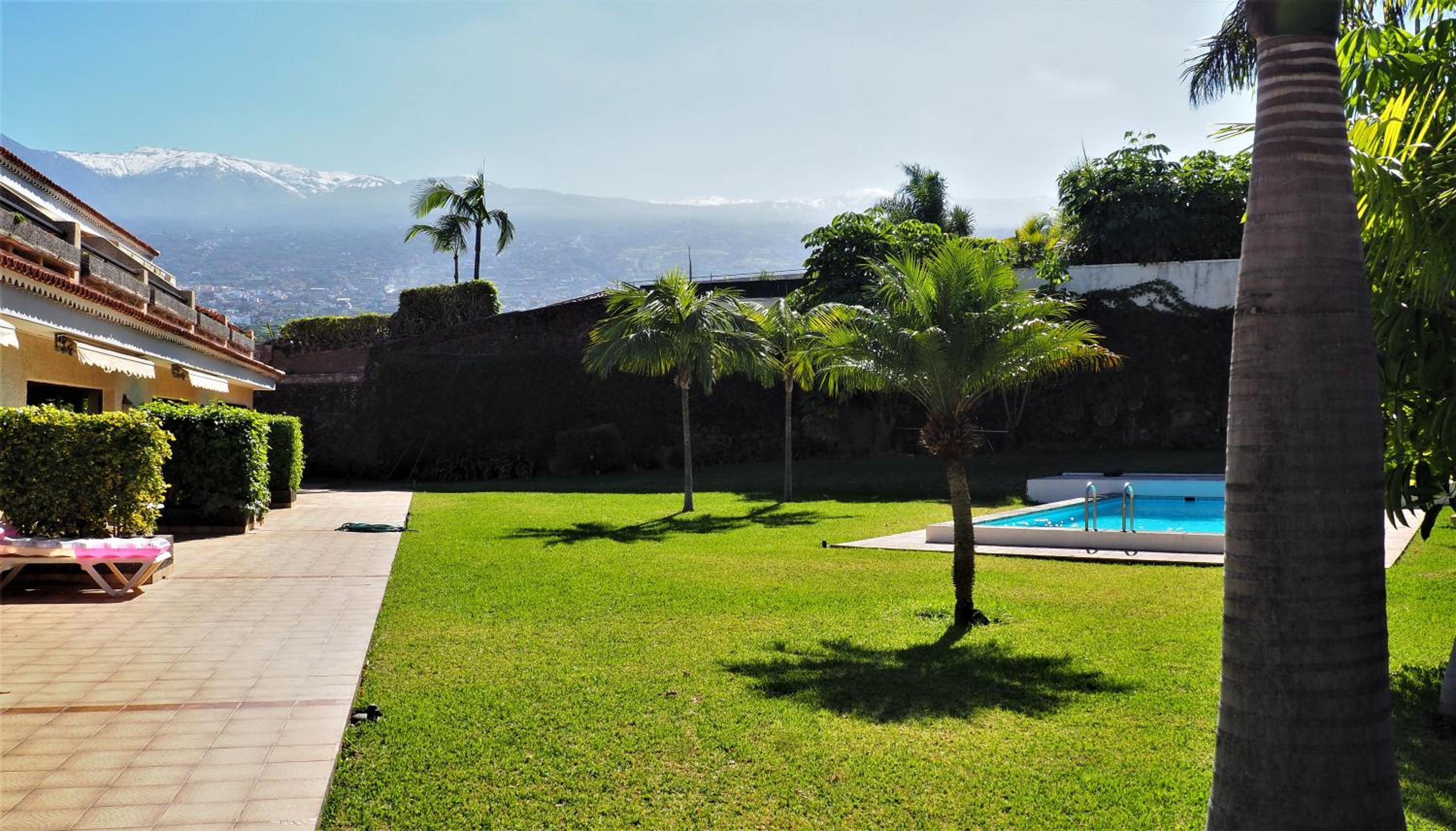 Elegant and Peaceful Aparments with Pool and Garden