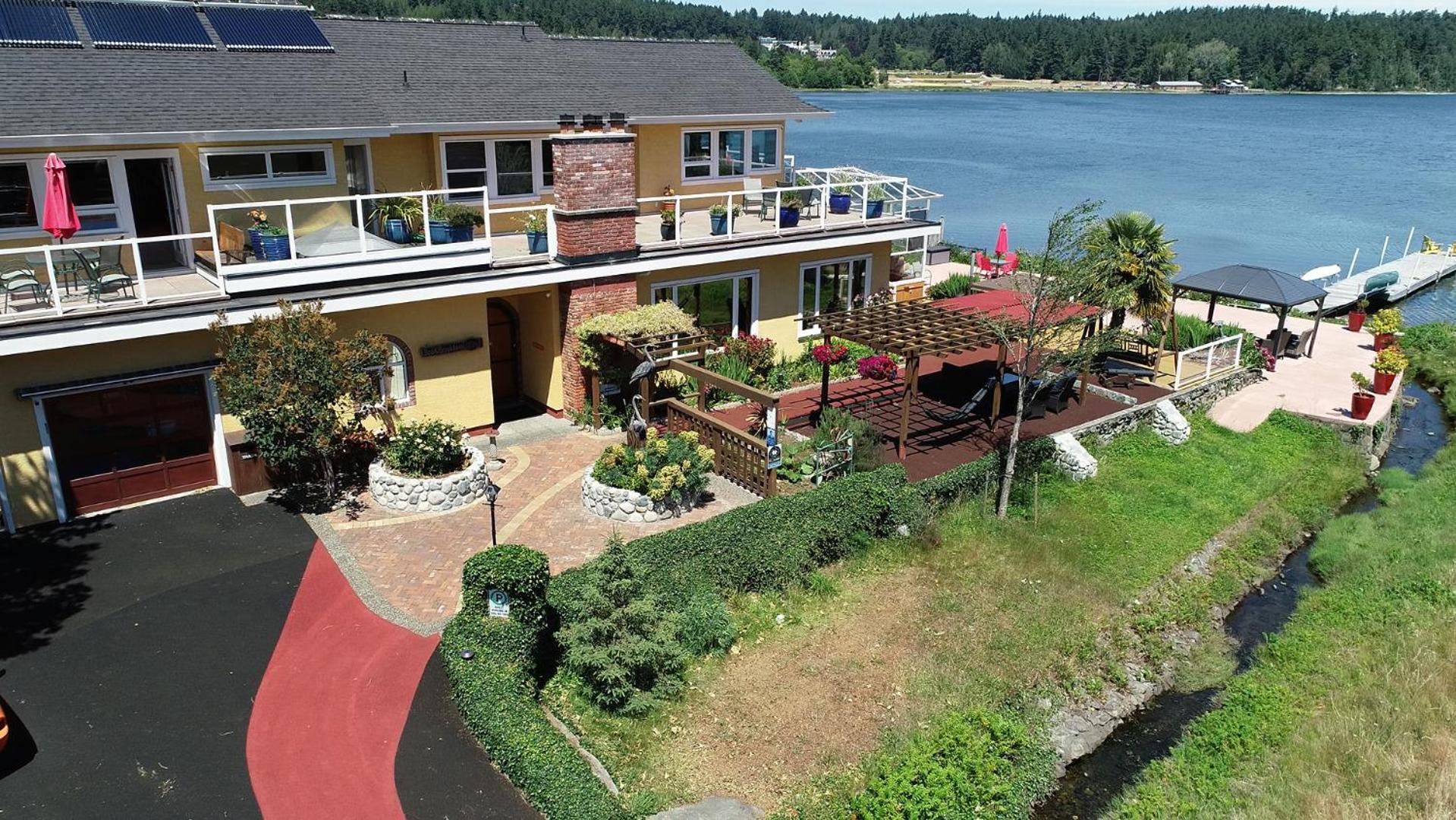 Birds of a Feather Victoria Oceanfront Studio Suites