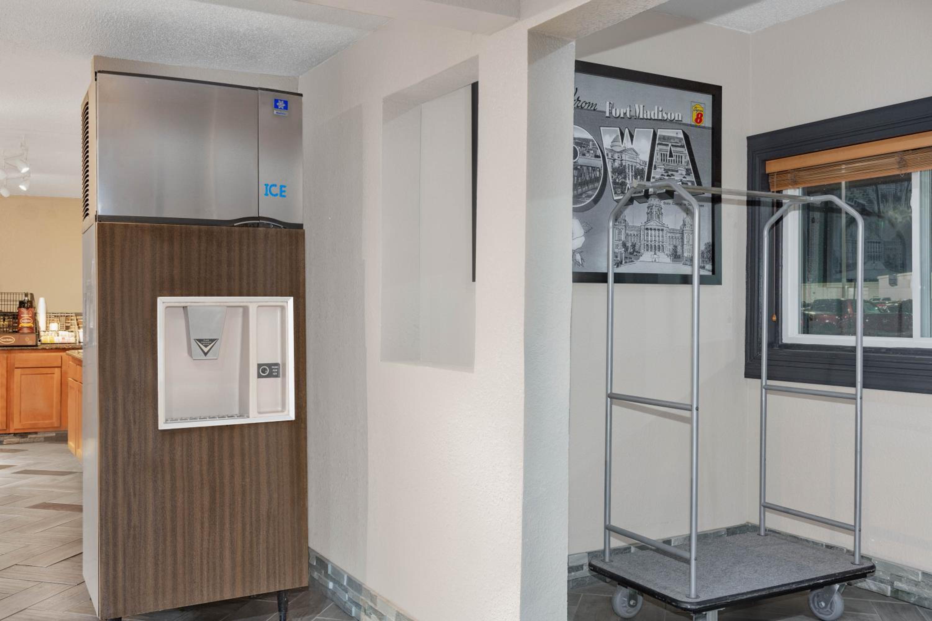 Super 8 by Wyndham Fort Madison - Property Image 7