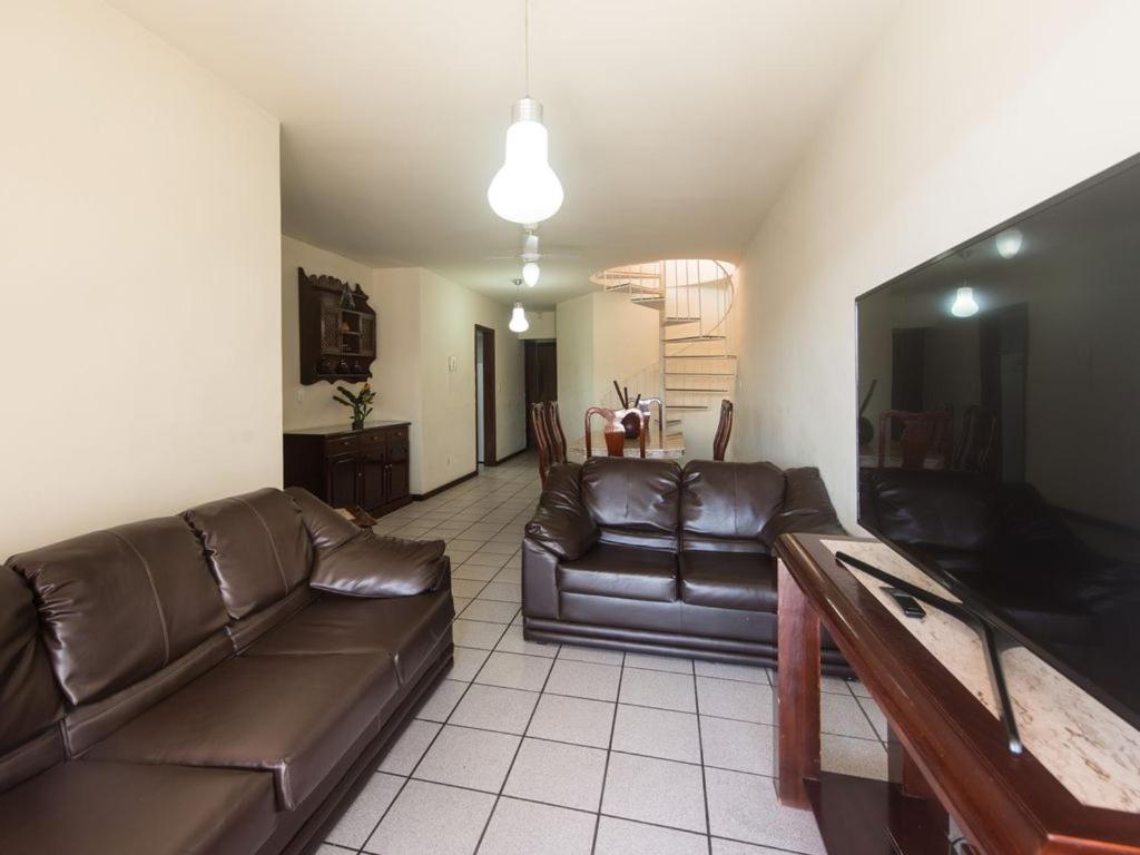 Excelente cobertura duplex a 2 quadras da Praia do Forte com 4 quartos