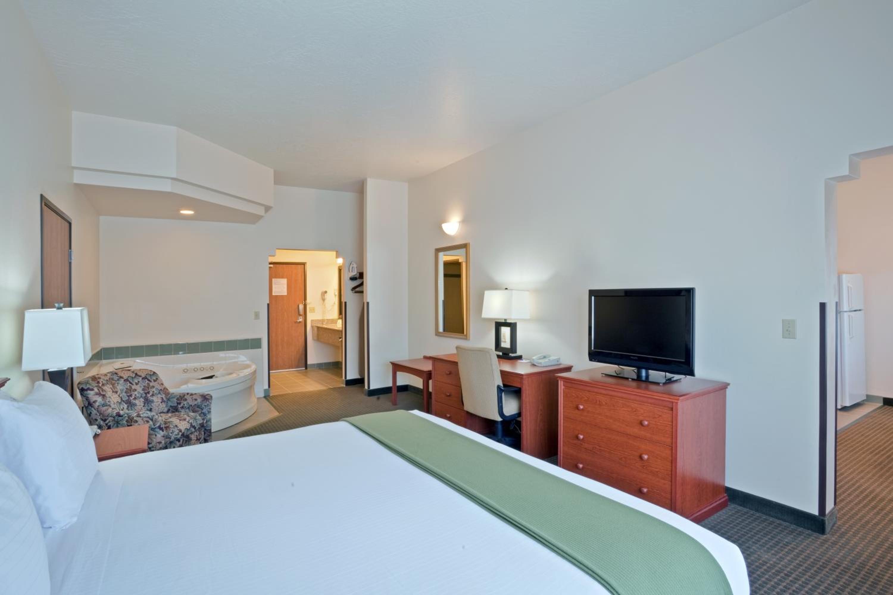 Ashland Vacations - Holiday Inn Express Hotel Suites Ashland, an IHG Hotel - Property Image 2