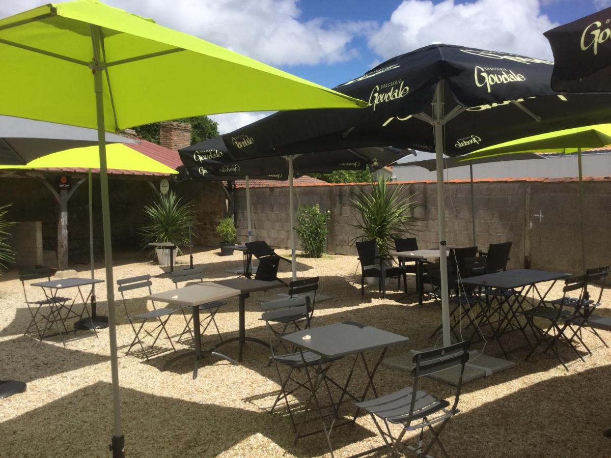 LE LION D'OR en Avrillé — outdoor BBQ area