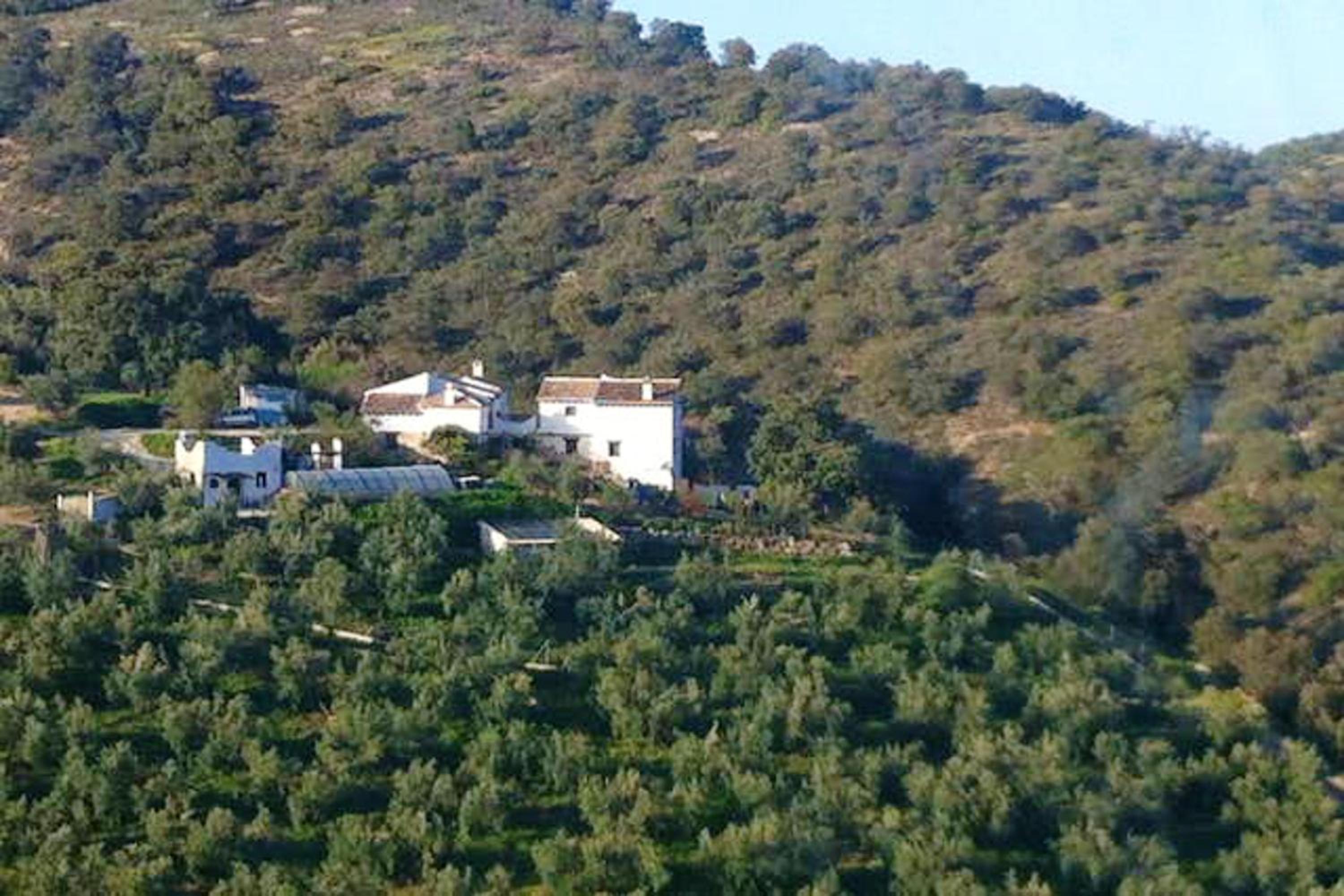 Elegant Villa in Granada with Pool and Garden view 3