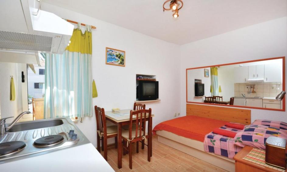 Sofia studio apartment Sucuraj view 4