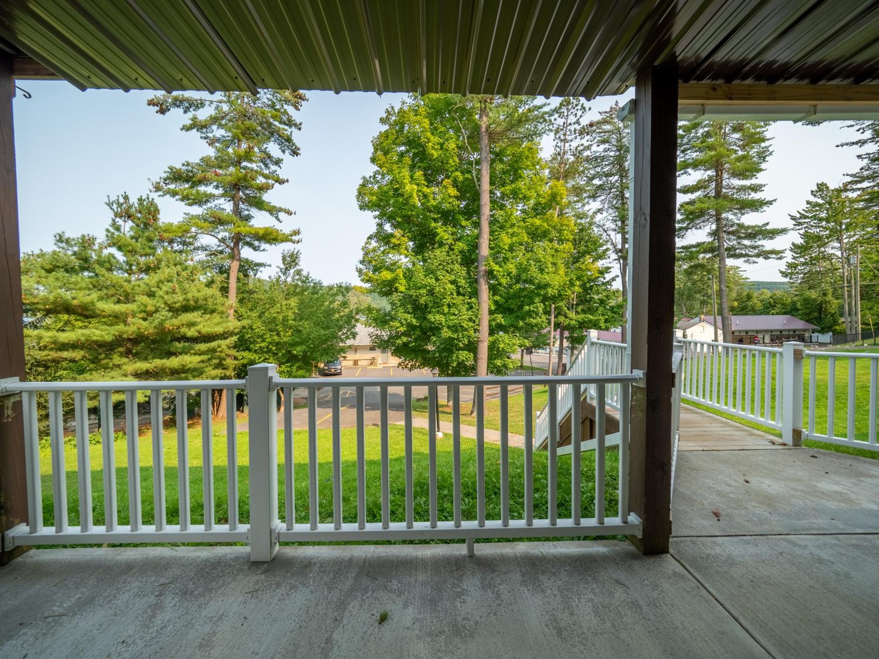 Lake 'N Pines Motel