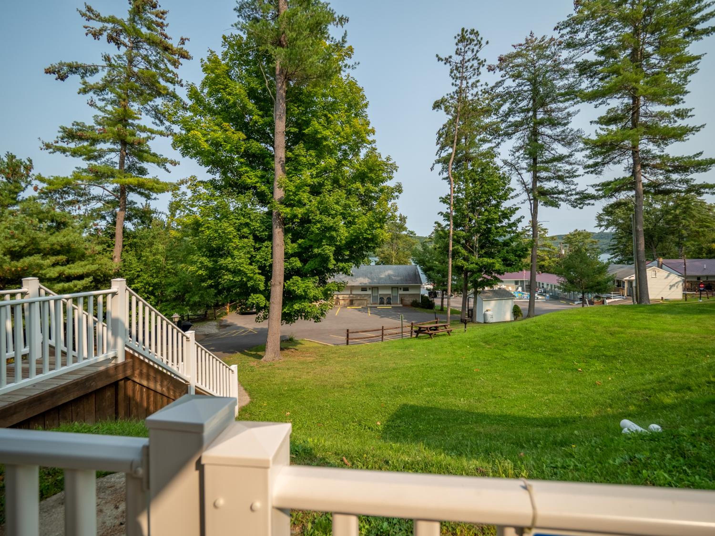 Lake 'N Pines Motel