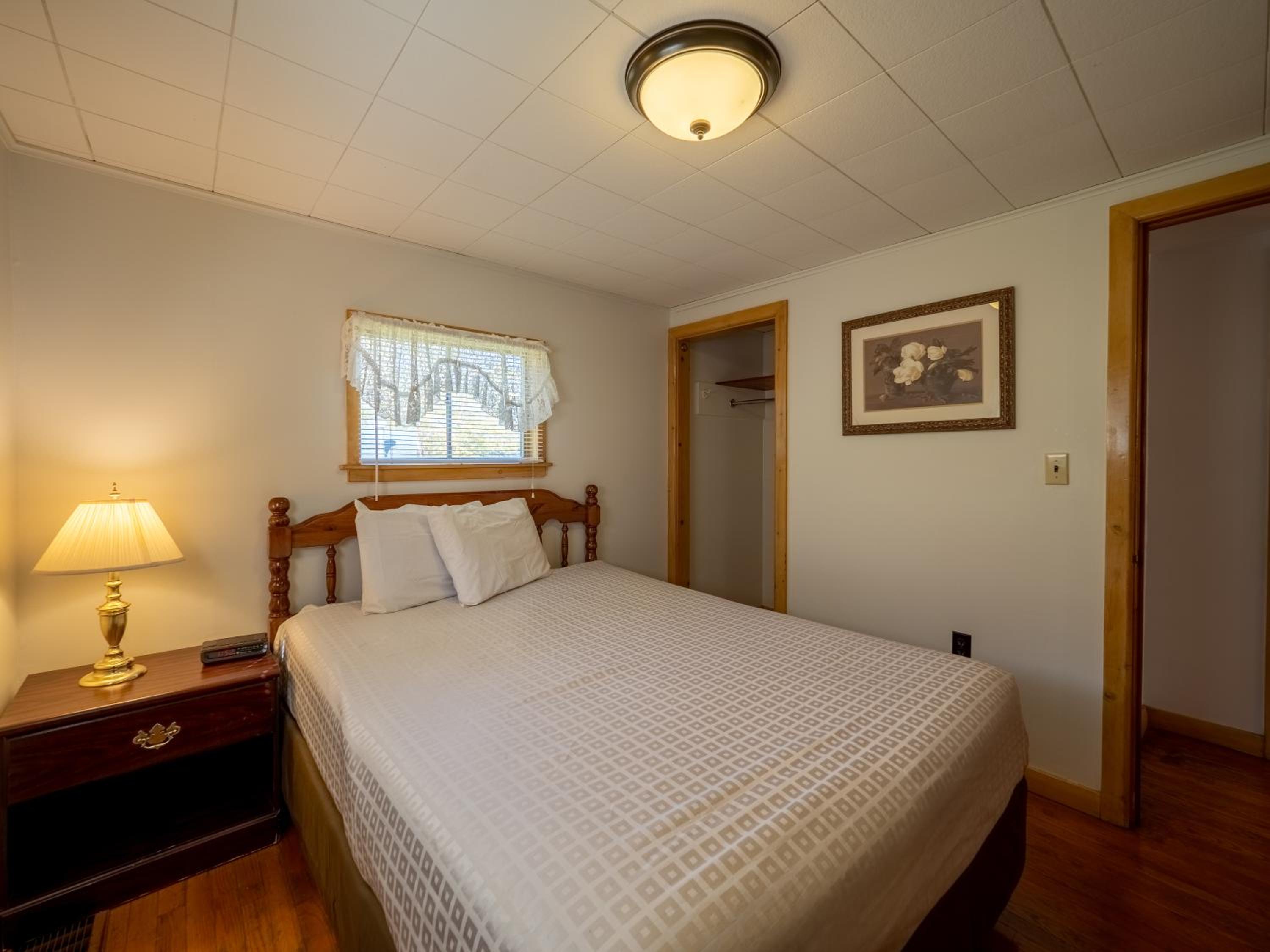 Lake 'N Pines Motel